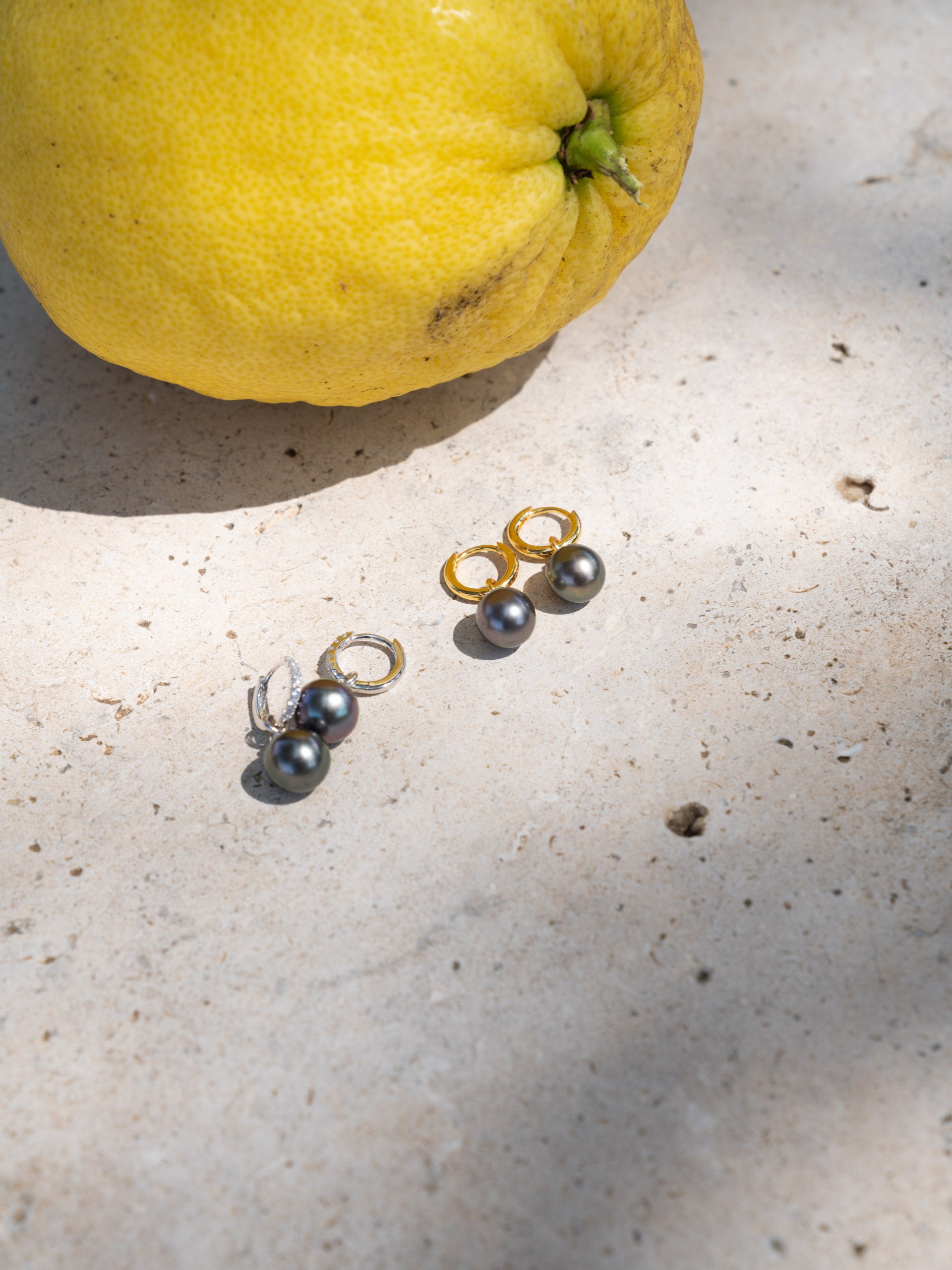 Aros de Plata de Ley de 12 mm con Circonitas y Perla Tahiti Redonda