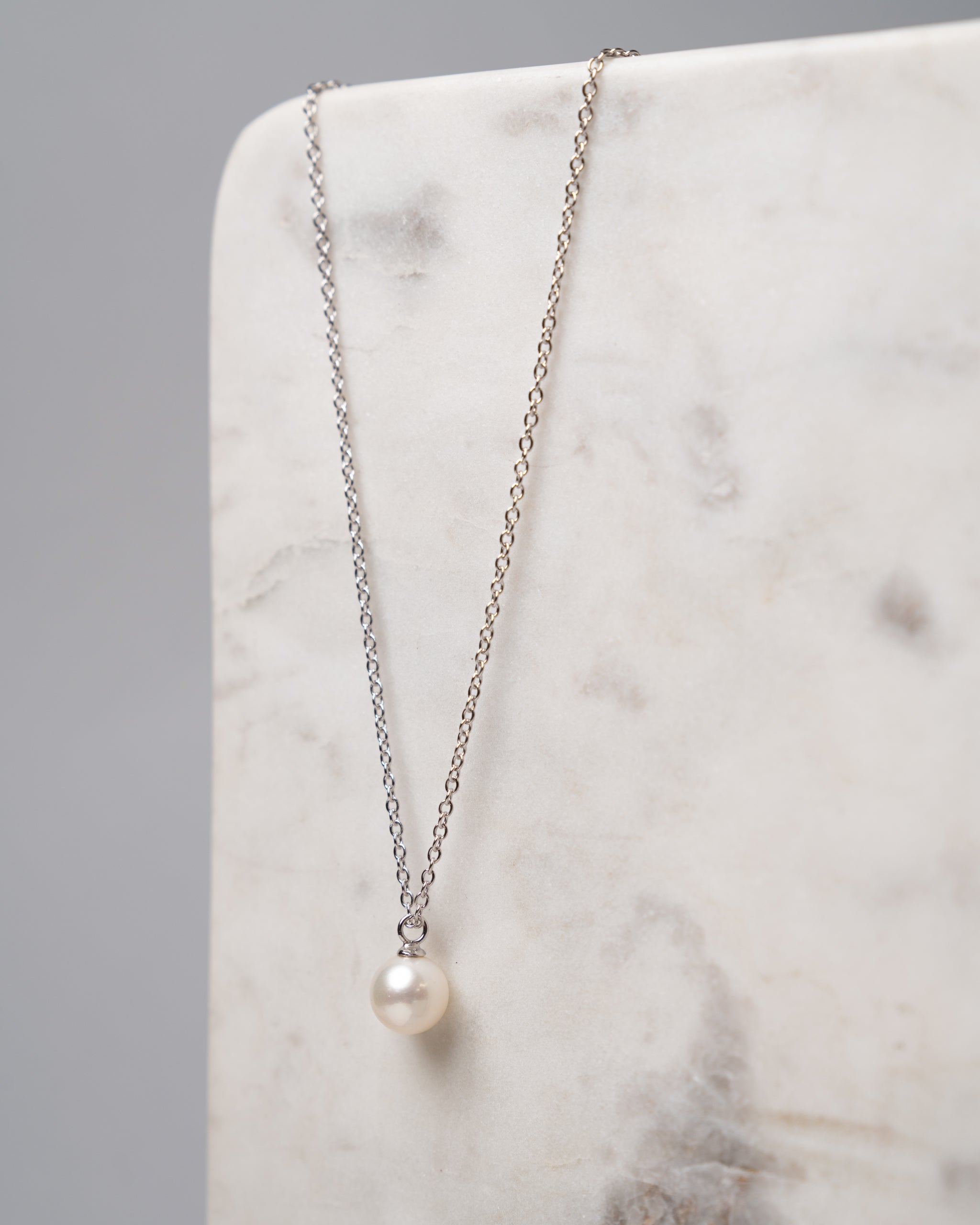 Colgante Perla de Agua Dulce Redonda de 8 - 8,5 mm y Plata de ley Secret & You