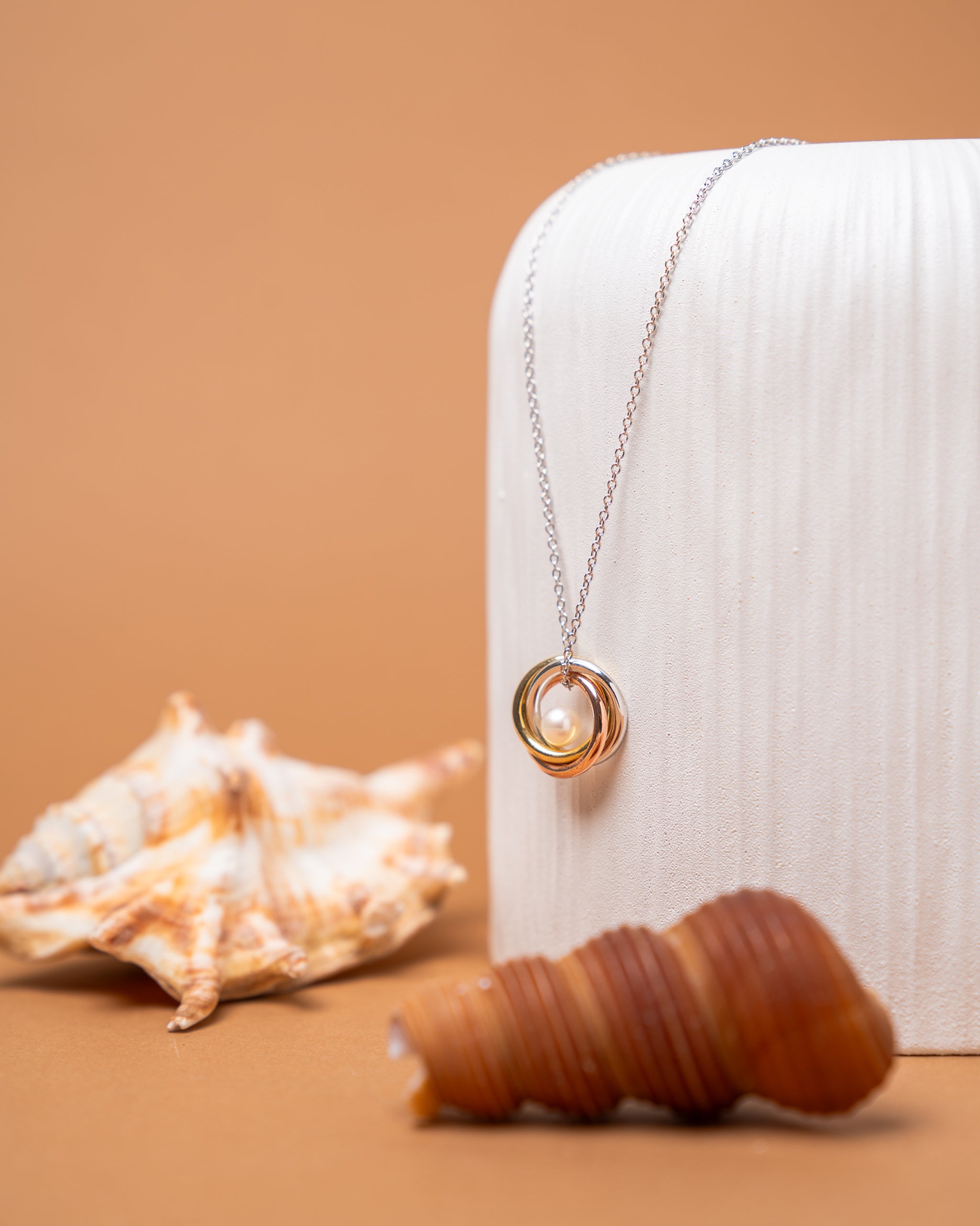 Colgante con Perla de Agua Dulce Redonda 5-5,5 mm y Anillos Bañados en Oro Secret & You