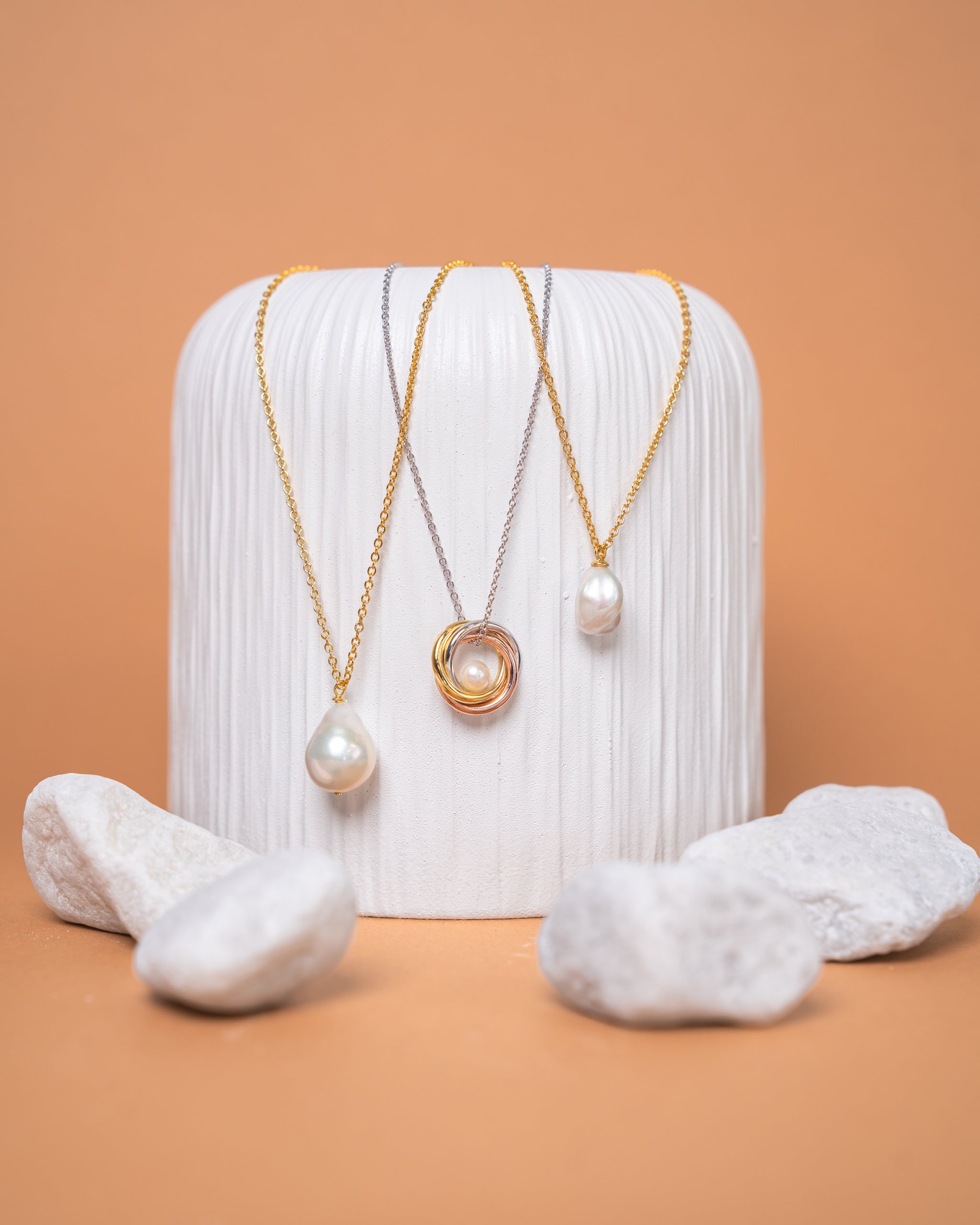 Colgante con Perla de Agua Dulce Redonda 5-5,5 mm y Anillos Bañados en Oro Secret & You