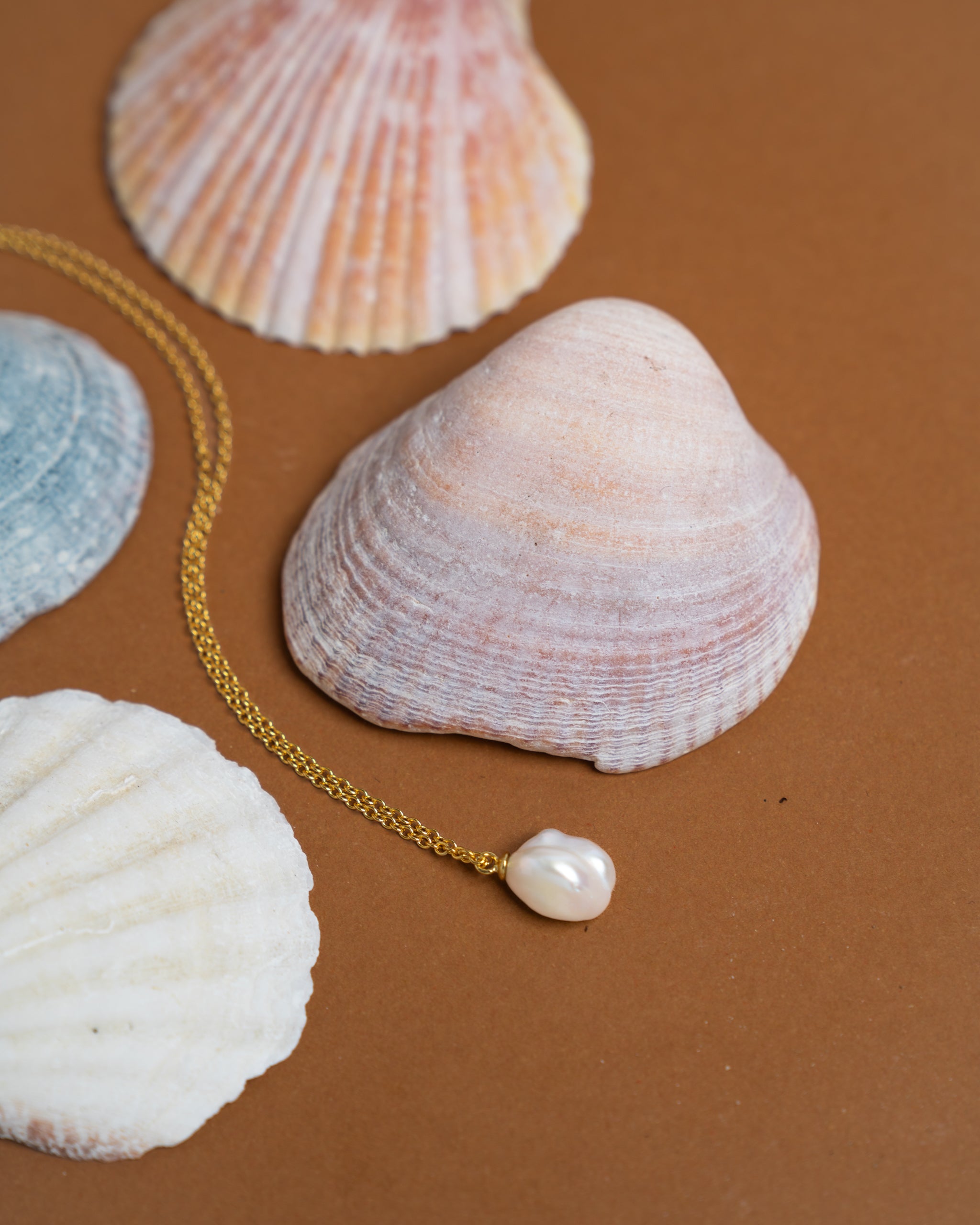 Colgante Perla Cultivada Agua Dulce Keshi de 9-10 mm y Plata de Ley Bañda en Oro 18K Secret & You