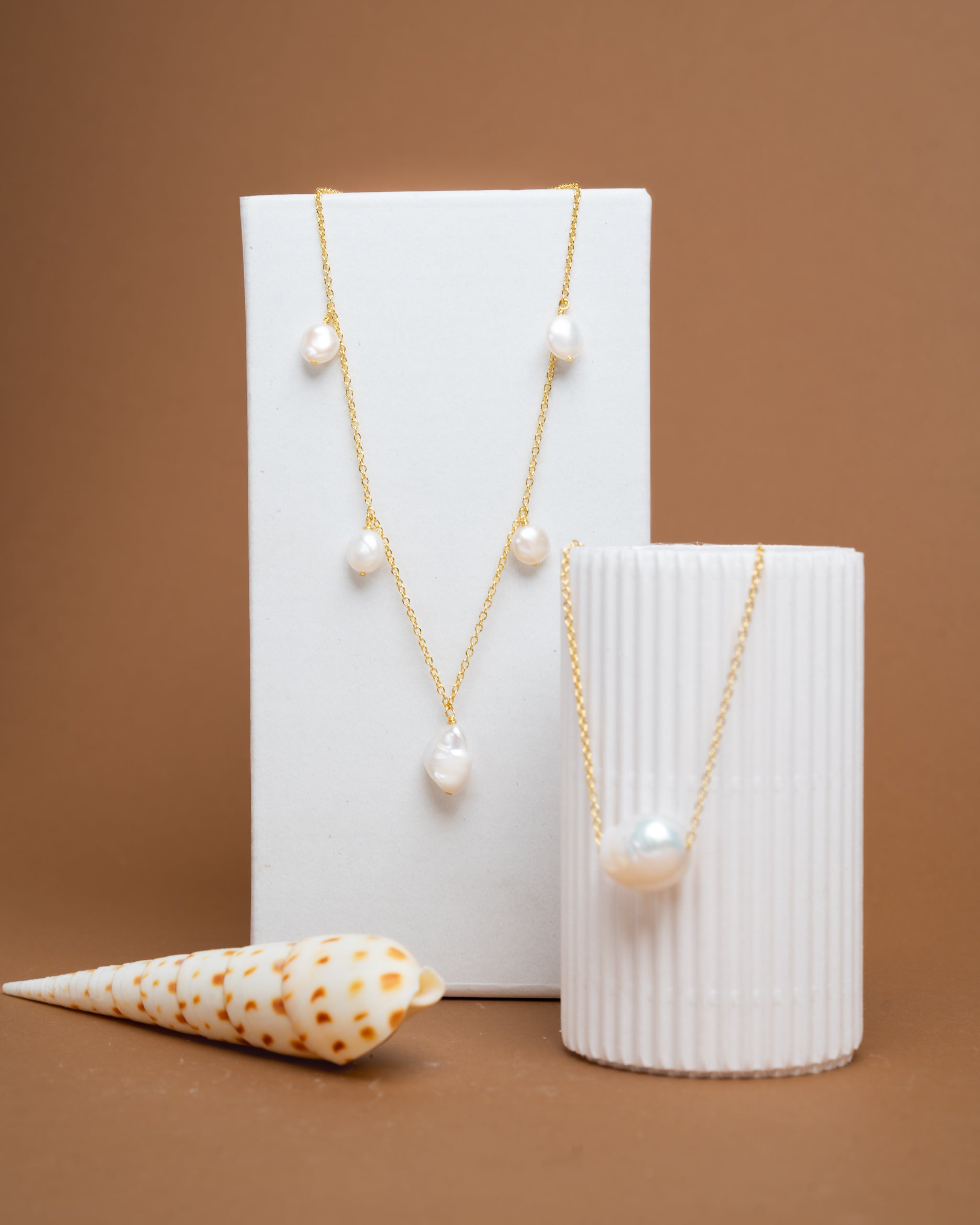 Colgante de plata bañada en oro de 18k de perlas barrocas keshi blancas de mujer Secret & You