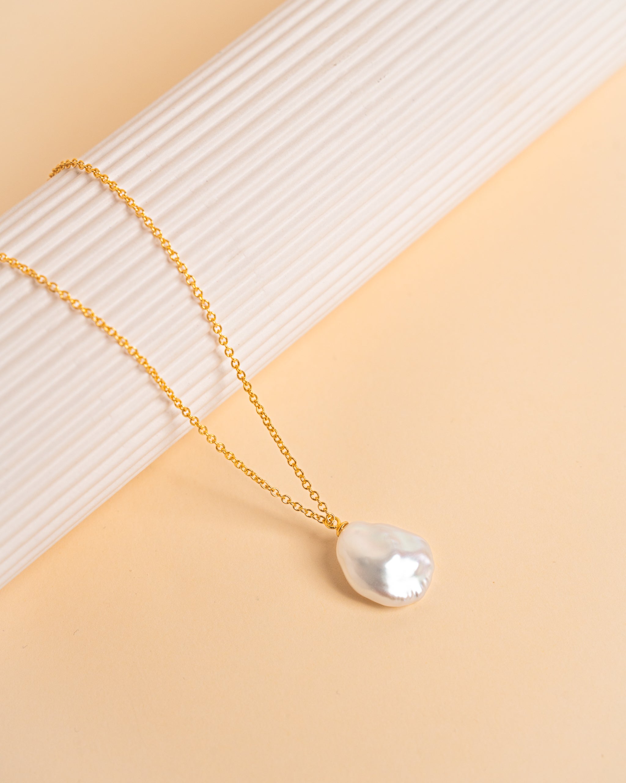 Colgante Perla de Agua Dulce Keshi de 14-16 mm y Plata de ley bañada en Oro Secret & You