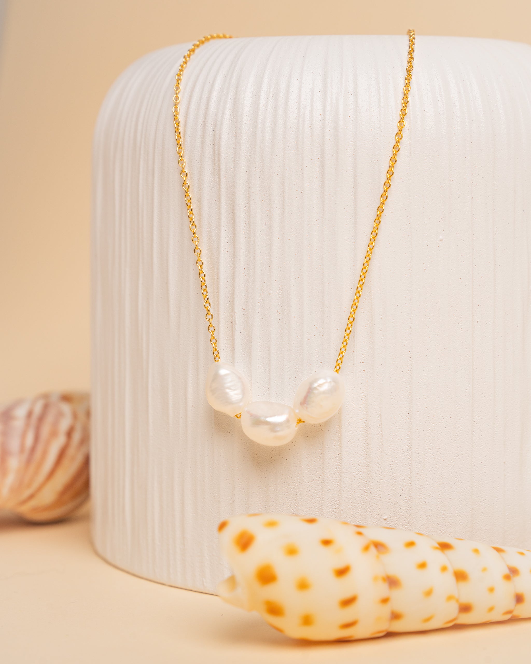 Colgante Tres Perlas de Agua Dulce Barrocas de 8-9 y 9-10 mm y Plata de ley Bañada en Oro 18 K Secret & You