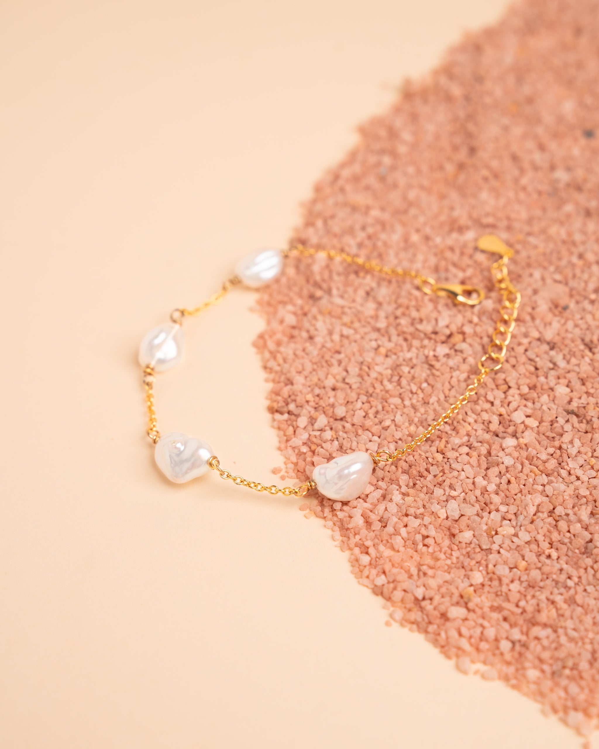 Pulsera con Perlas Cultivadas de Agua Dulce Barrocas Keshi y Cadena de Plata de Ley Bañada en Oro de 18k, 17 a 20 cm de Largo Secret & You