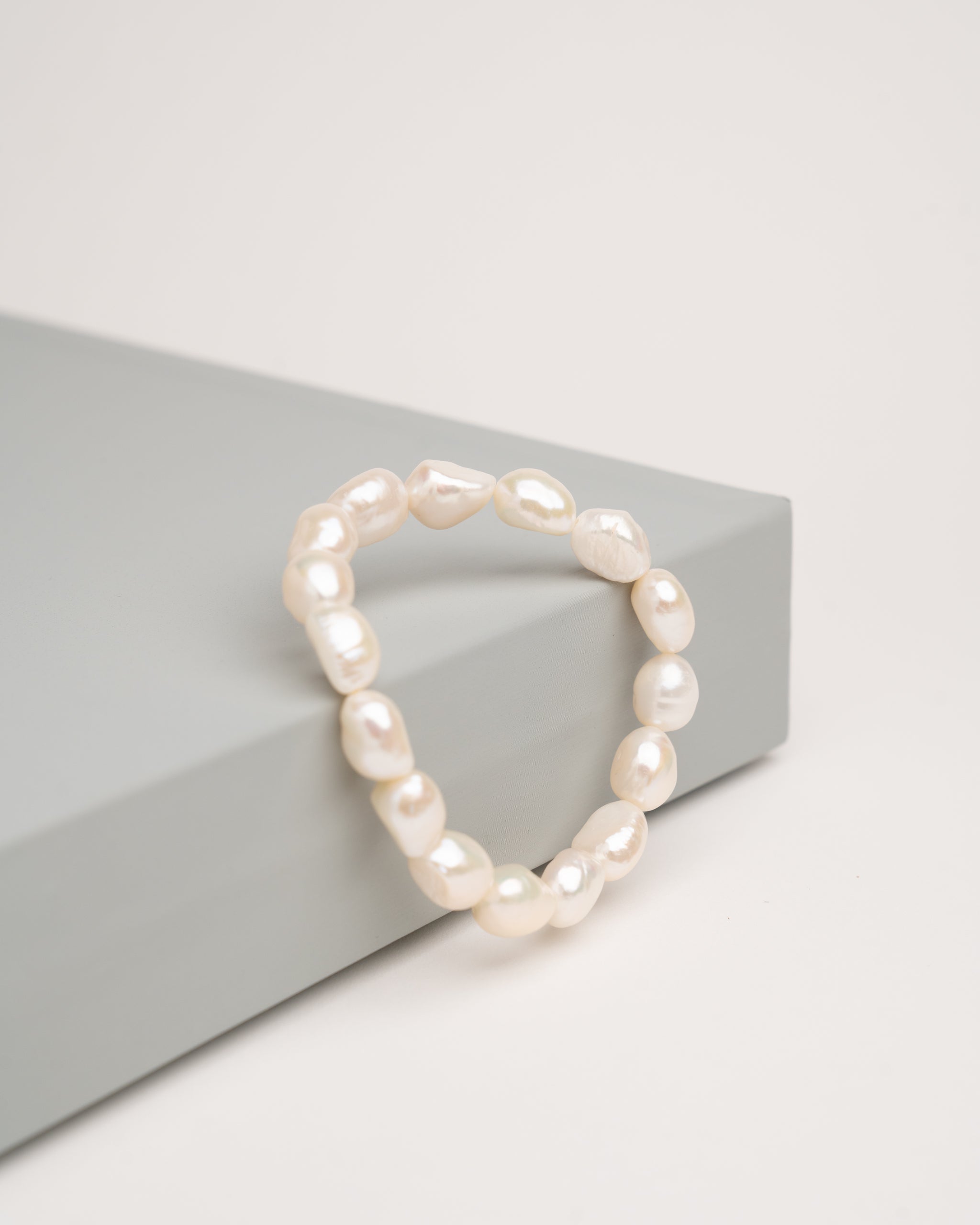 Mujer con pulsera de perlas cultivadas de agua dulce barrocas de 10 a 11 mm