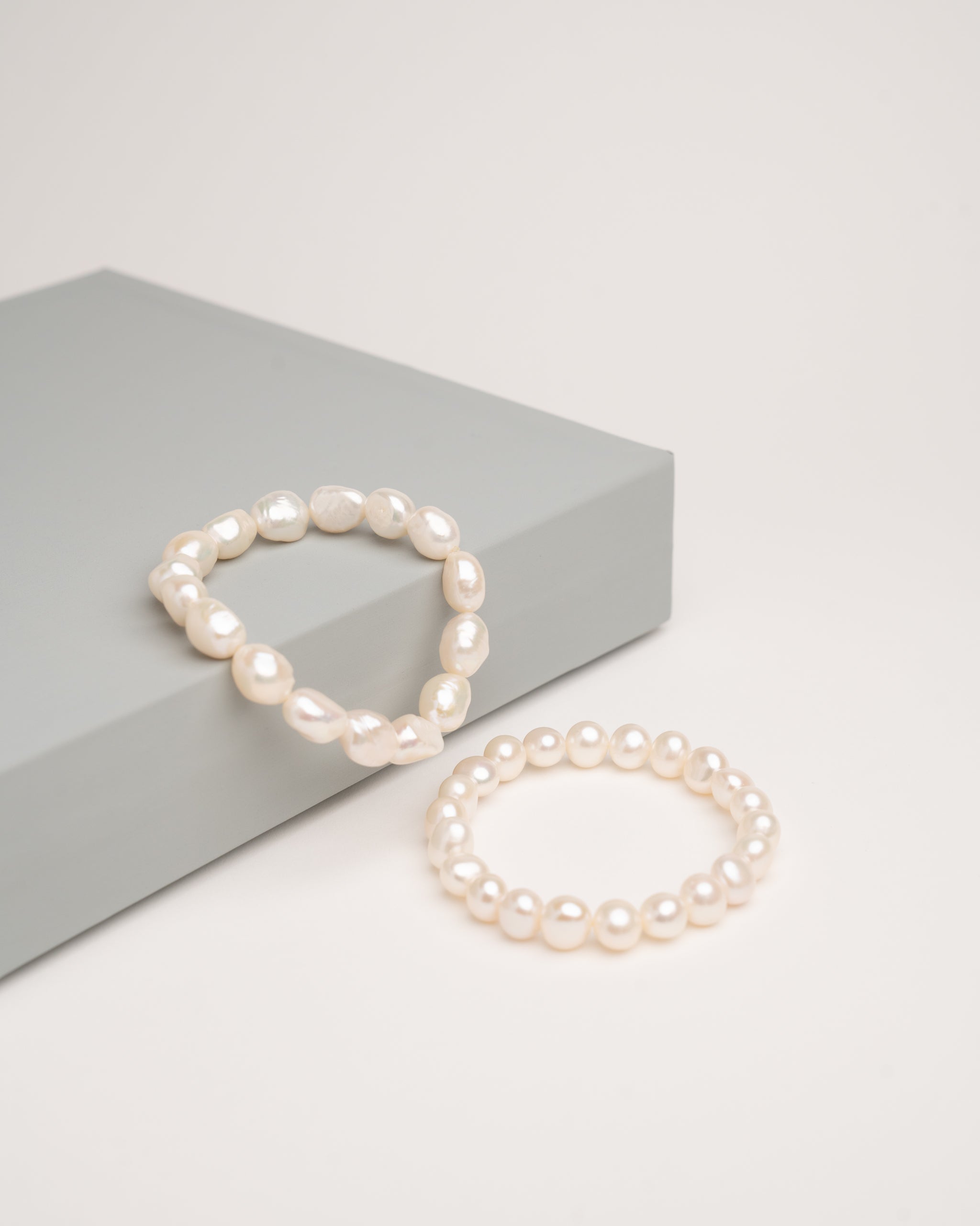 Mujer con pulsera de perlas cultivadas de agua dulce barrocas de 10 a 11 mm