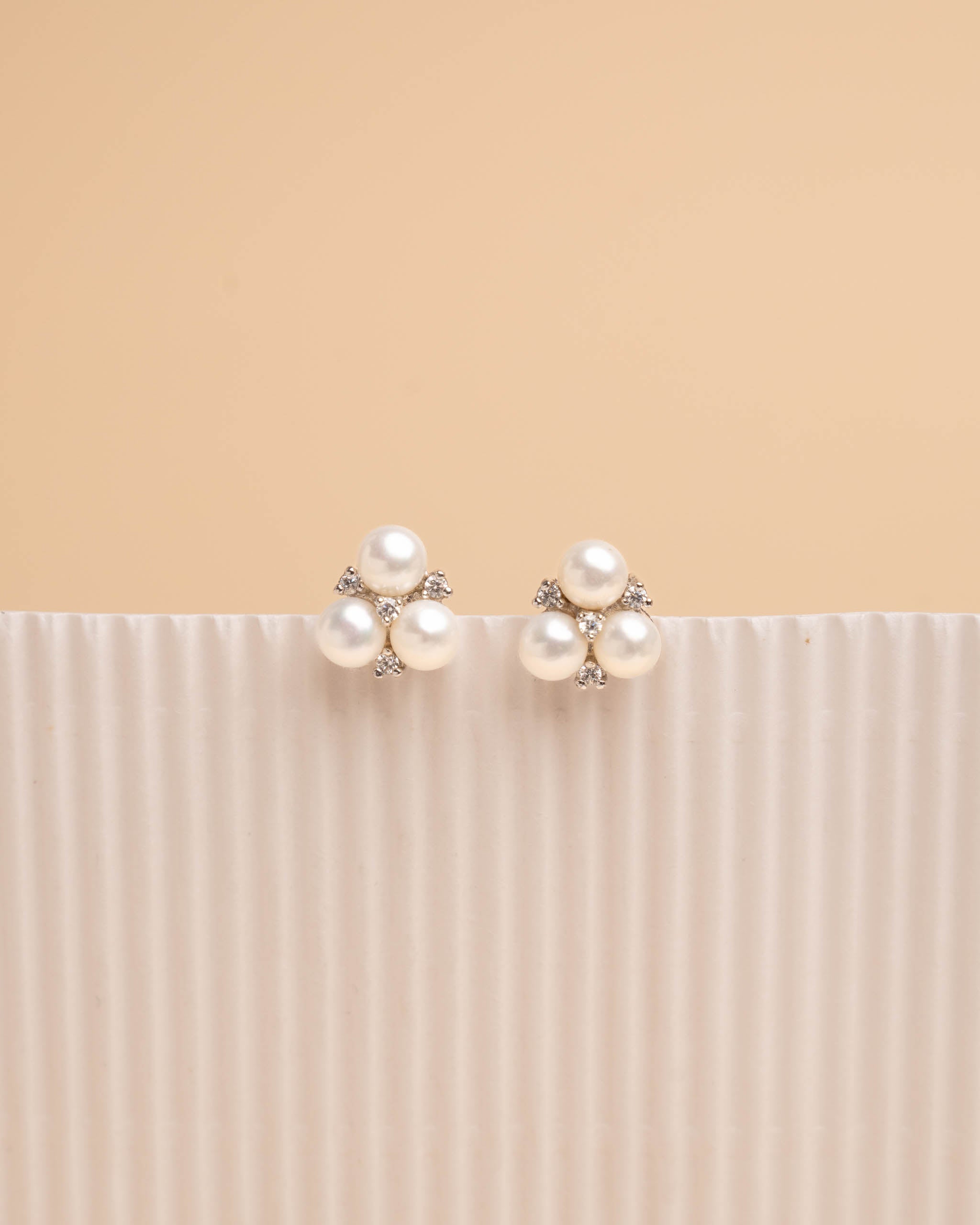 Pendientes de Mujer con Tres Perlas Botón Cultivadas y Circonitas Secret & You