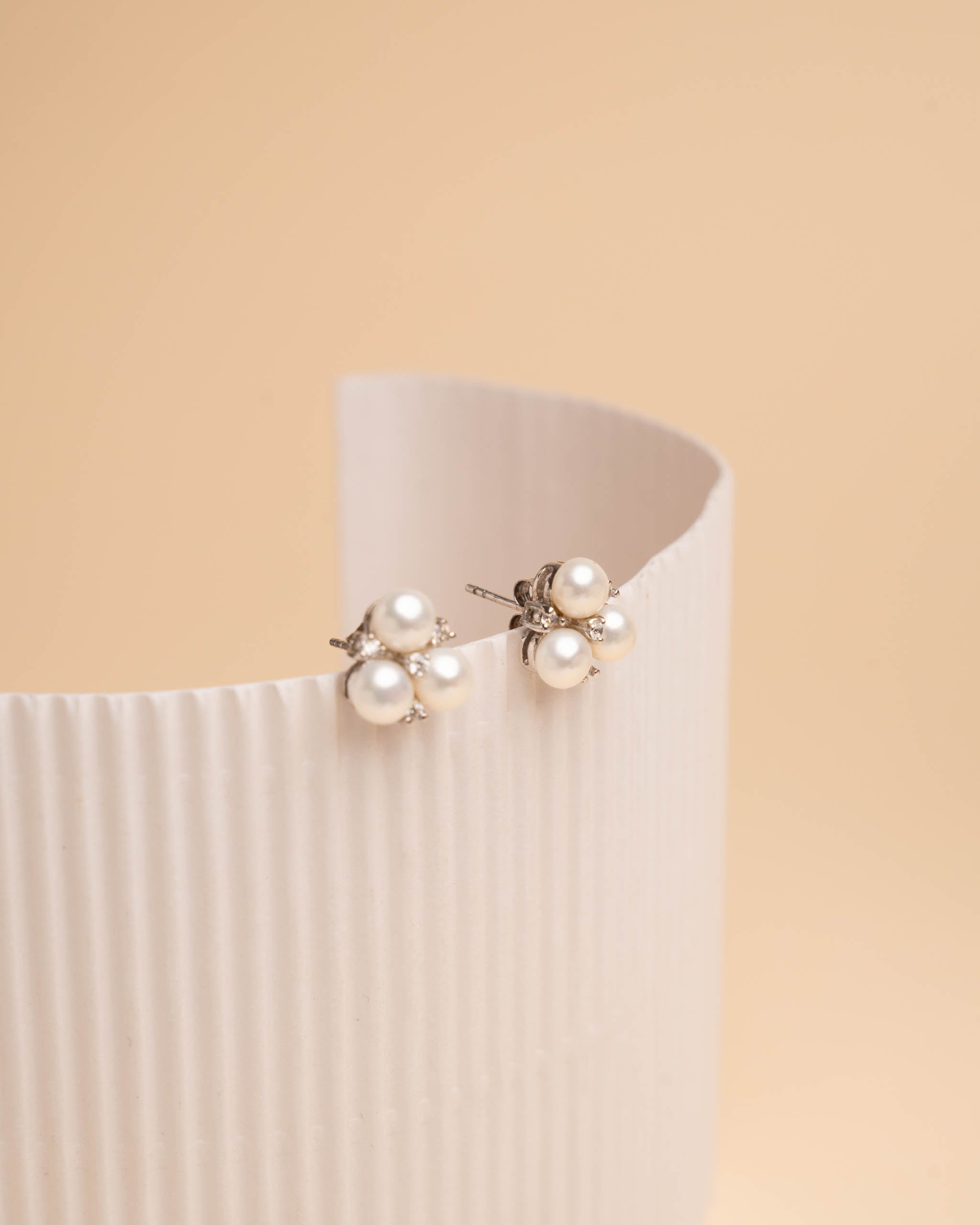 Pendientes de Mujer con Tres Perlas Botón Cultivadas y Circonitas Secret & You