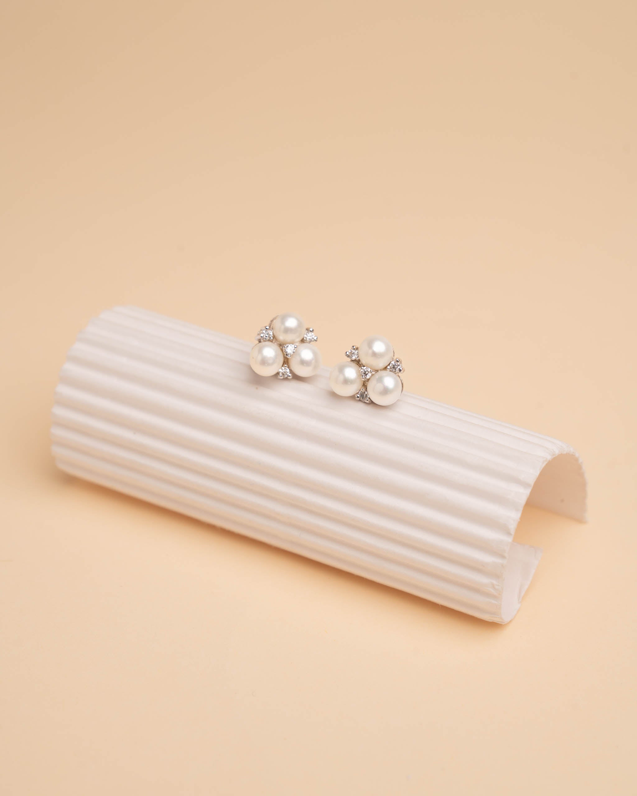 Pendientes de Mujer con Tres Perlas Botón Cultivadas y Circonitas Secret & You