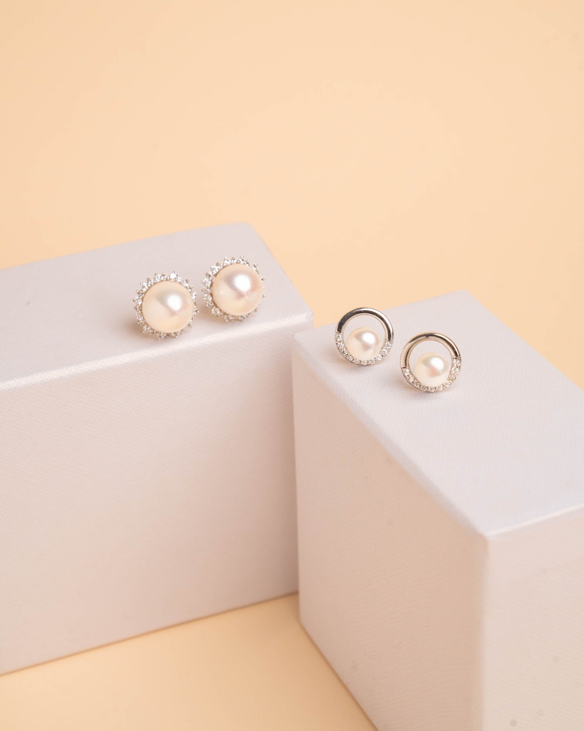 Pendientes de Perlas Botón Rodeados de Circonitas Secret & You