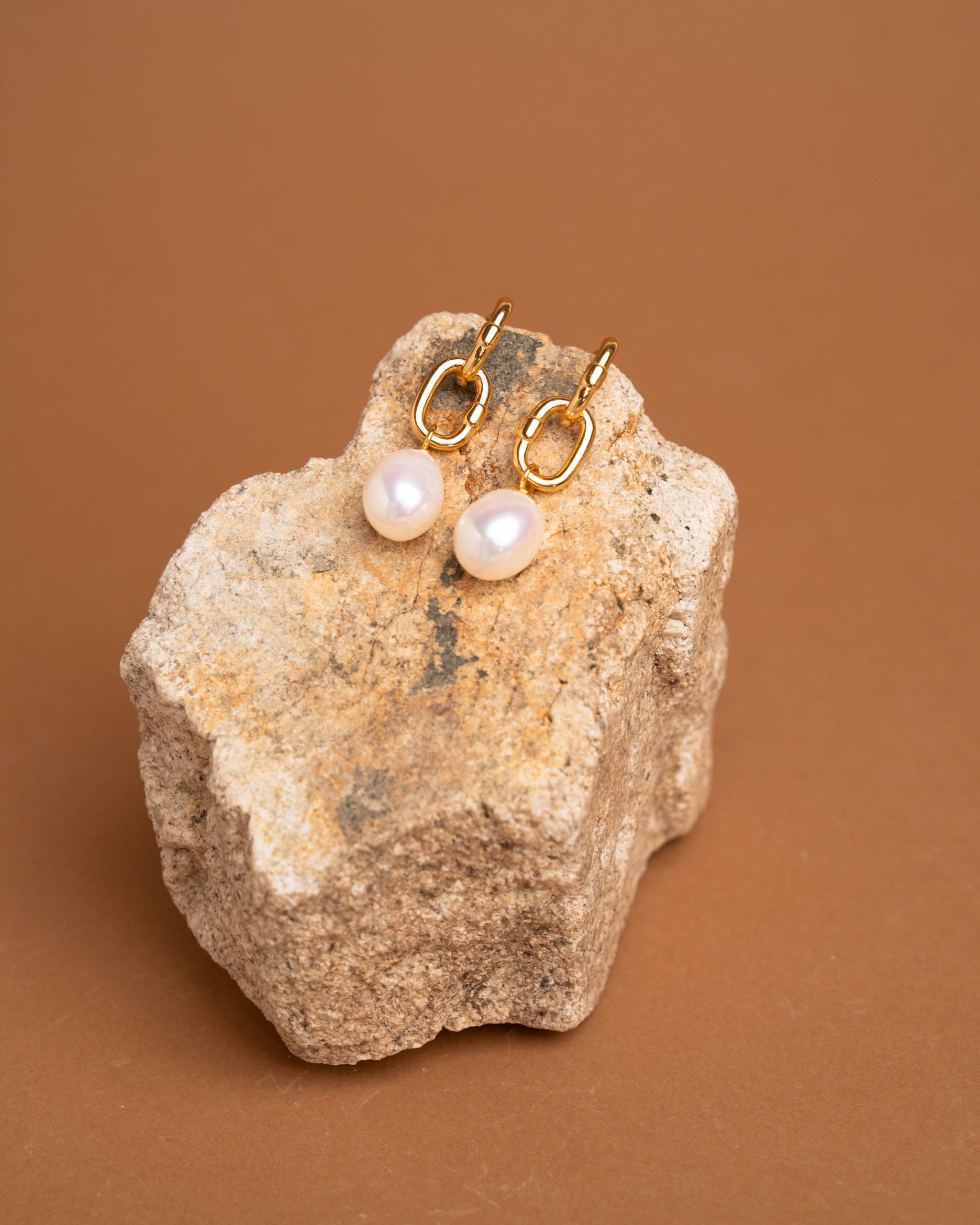 Pendientes de perlas gota de 9-10 mm con eslabones de plata bañada en oro de 18K Secret & You