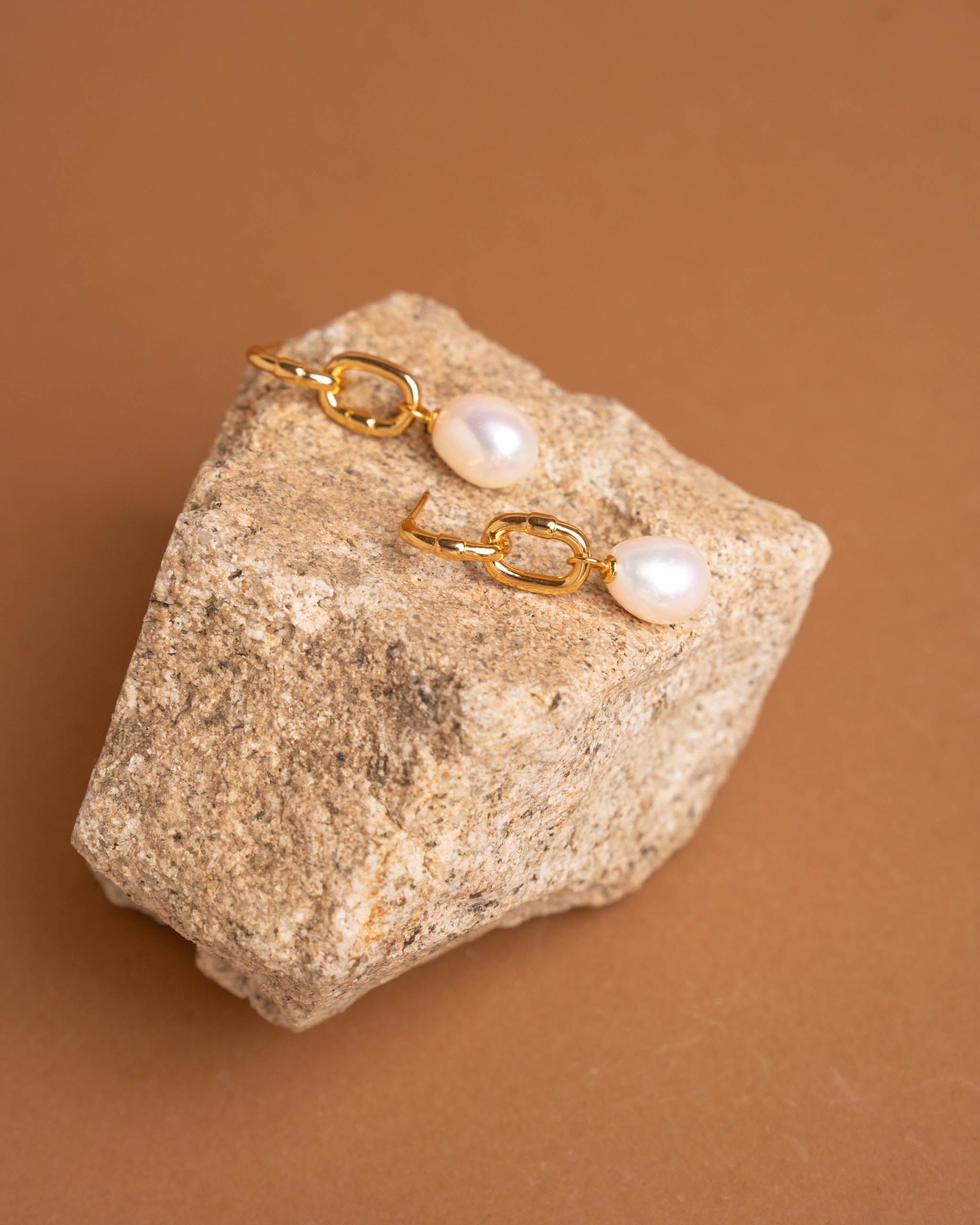Pendientes de perlas gota de 9-10 mm con eslabones de plata bañada en oro de 18K Secret & You