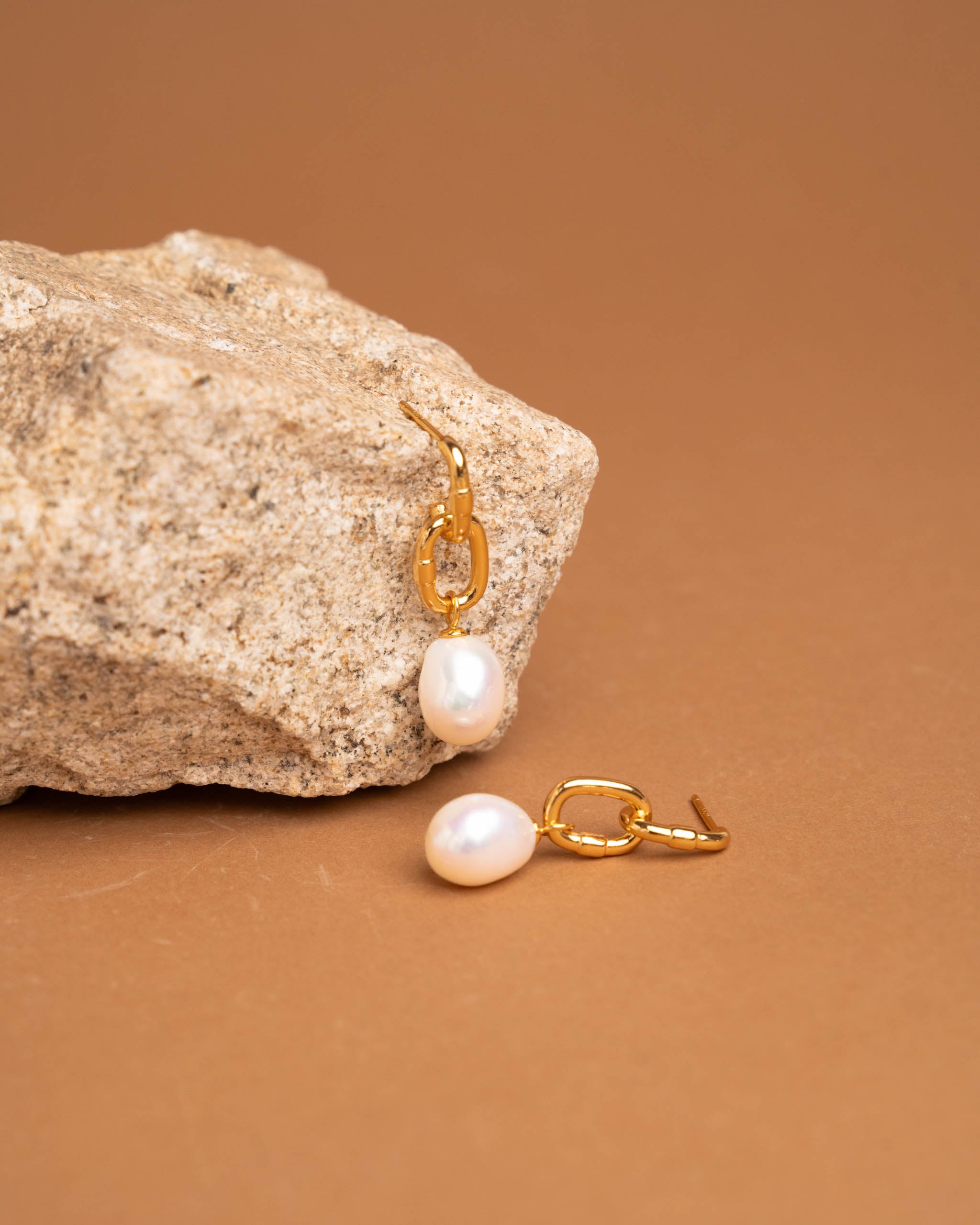 Pendientes de perlas gota de 9-10 mm con eslabones de plata bañada en oro de 18K Secret & You