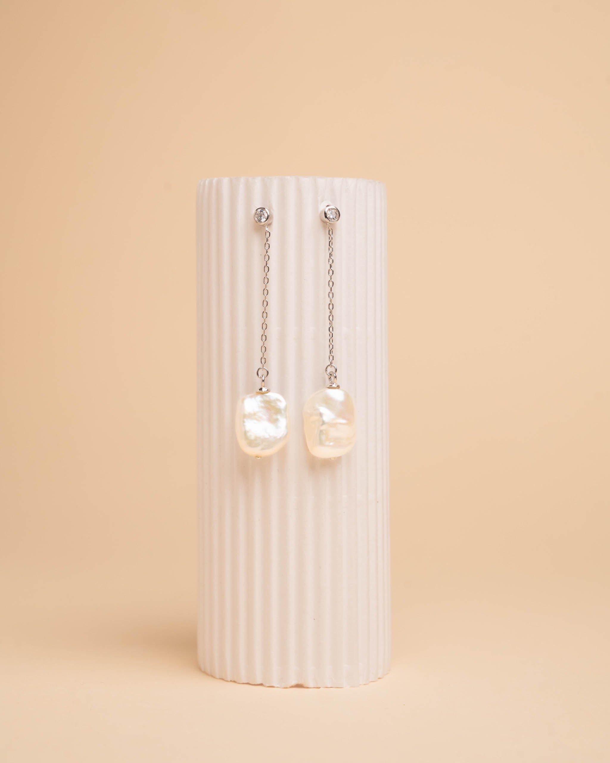 Pendientes de Perlas Keshi Cultivadas con Cadena de Plata de Ley y Circonita Secret & You