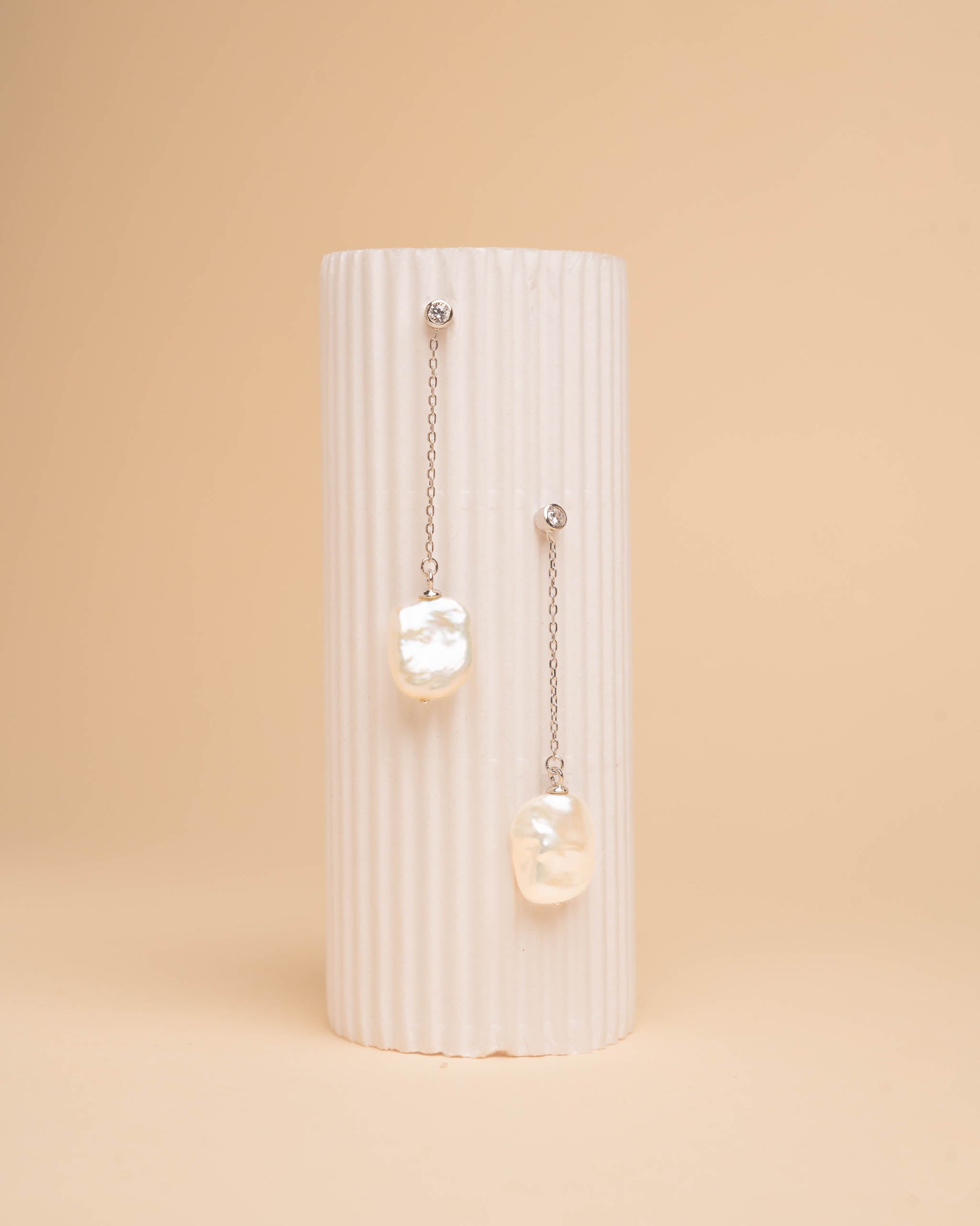 Pendientes de Perlas Keshi Cultivadas con Cadena de Plata de Ley y Circonita Secret & You