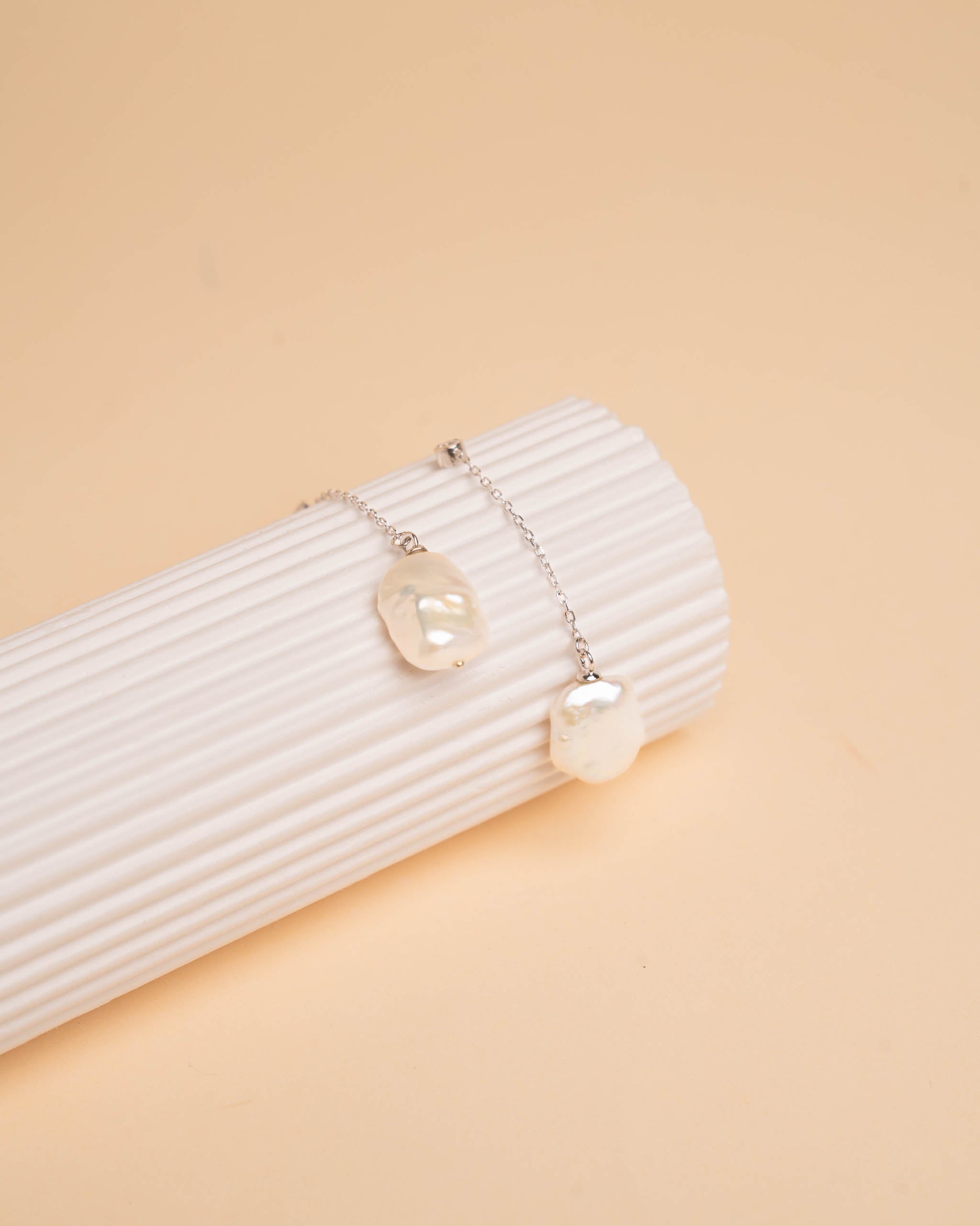 Pendientes de Perlas Keshi Cultivadas con Cadena de Plata de Ley y Circonita Secret & You