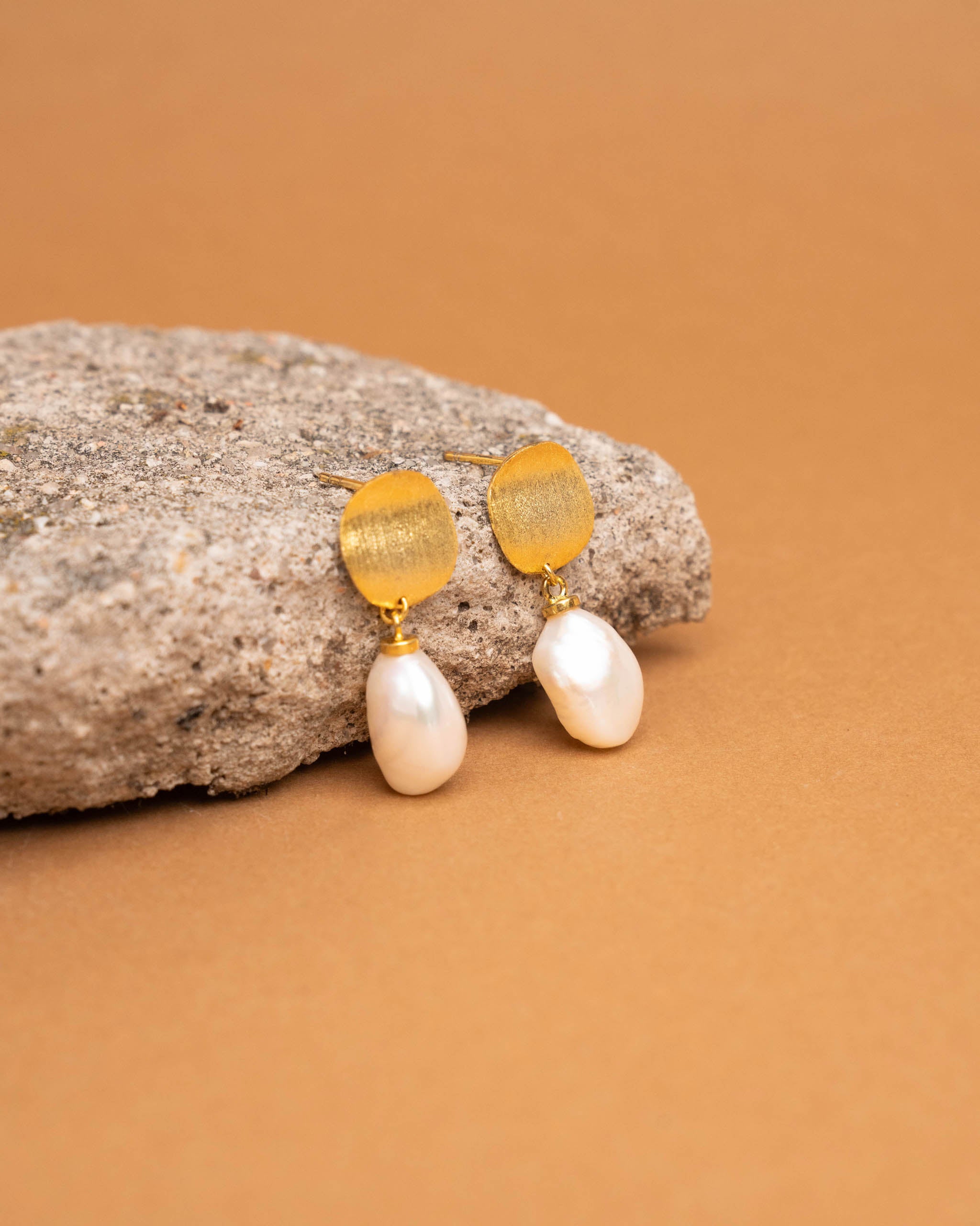 Pendientes de Perlas Barrocas con Placa de Plata Bañada en Oro Secret & You