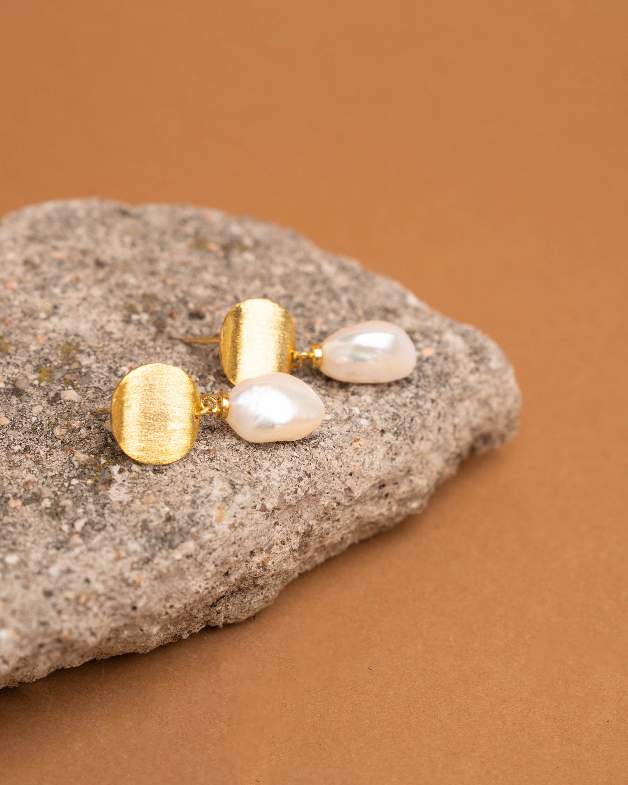 Pendientes de Perlas Barrocas con Placa de Plata Bañada en Oro Secret & You