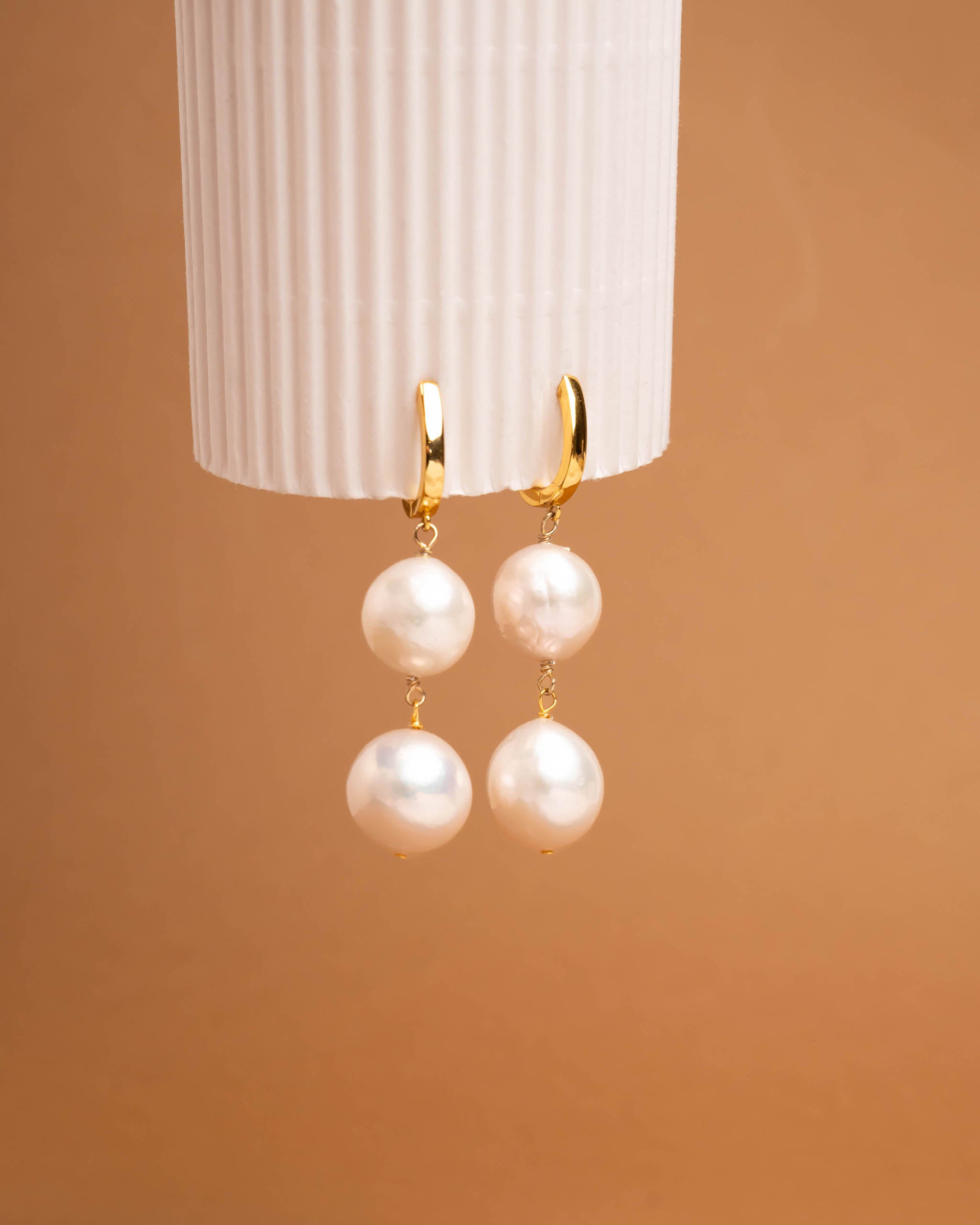 pendientes mujer dos perlas cultivadas barrocas grandes bañados en oro 18k Secret & You