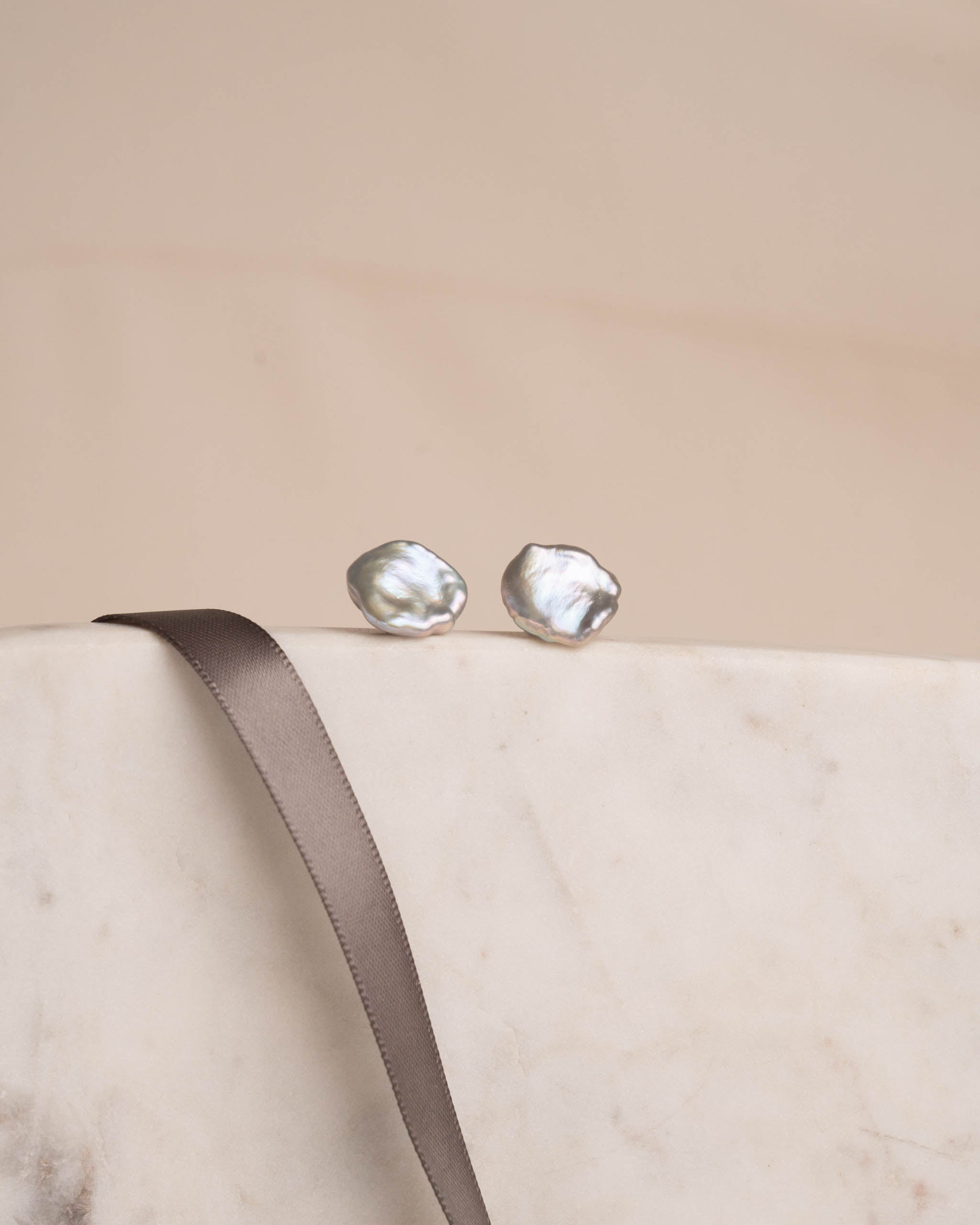 Pendientes de Perlas Keshi Cultivadas Grises y Plata de Ley Secret & You