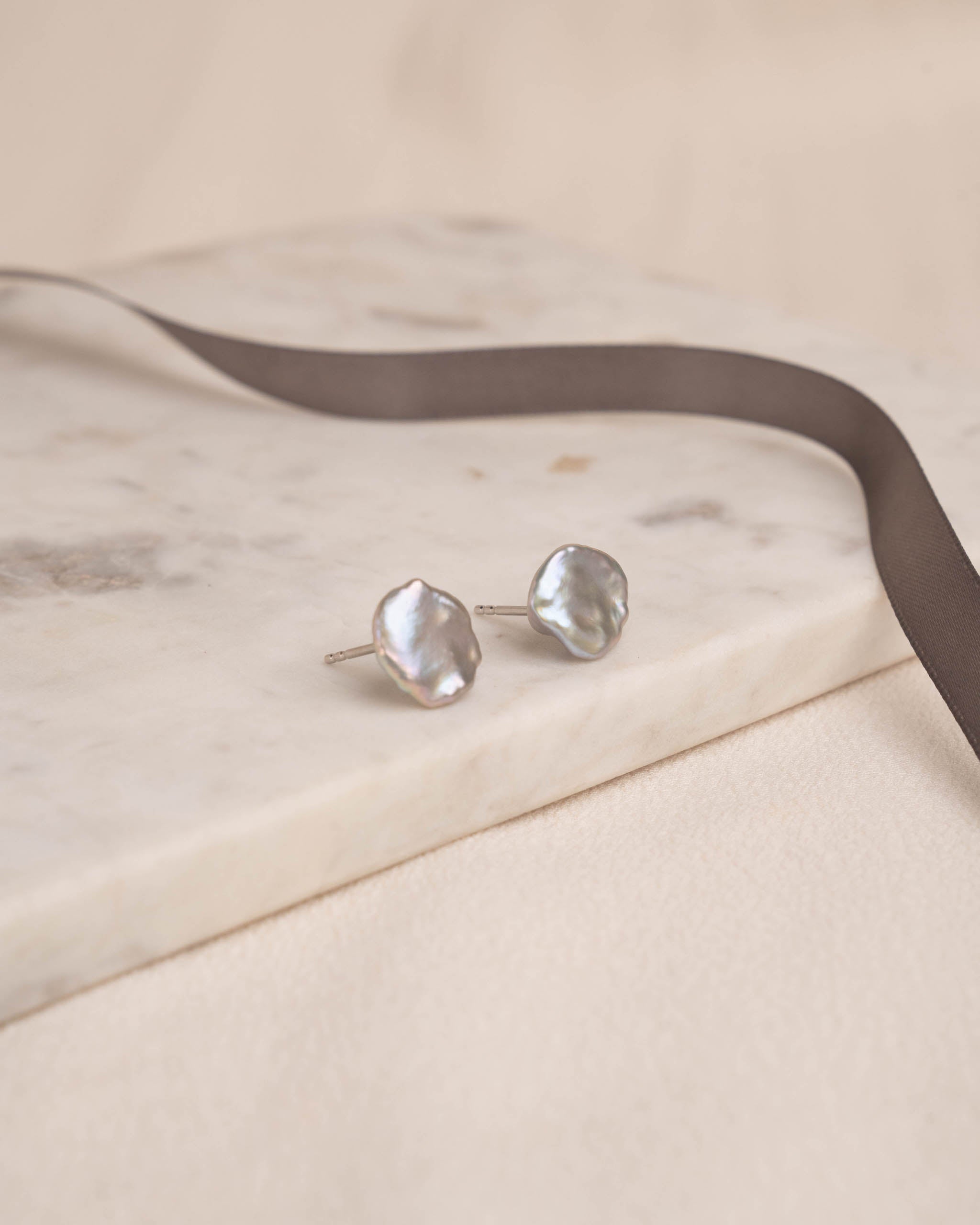 Pendientes de Perlas Keshi Cultivadas Grises y Plata de Ley Secret & You