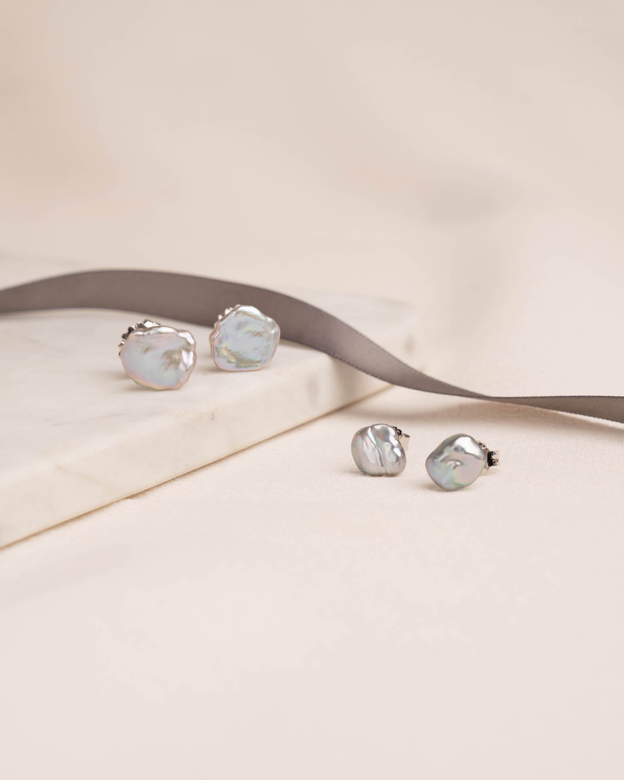 Pendientes de Perlas Keshi Cultivadas Grises y Plata de Ley Secret & You