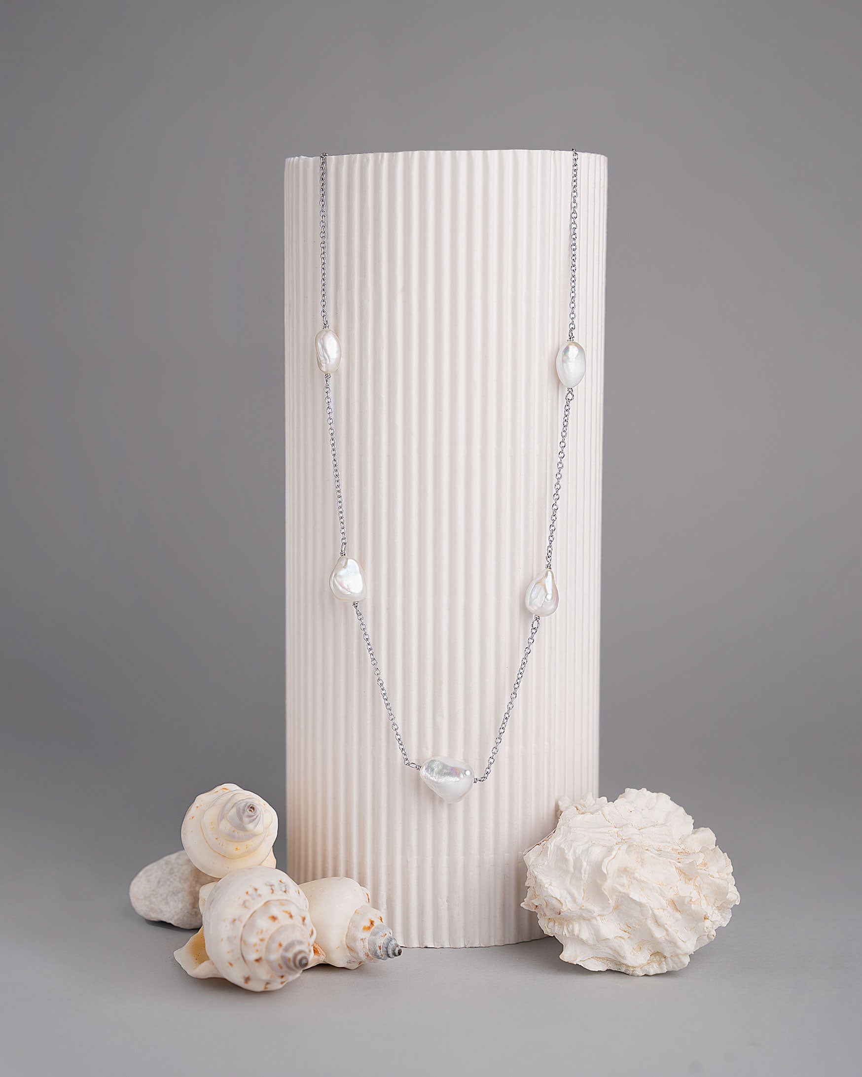 Colgante de plata bañada en oro de 18k de perlas barrocas keshi blancas de mujer Secret & You