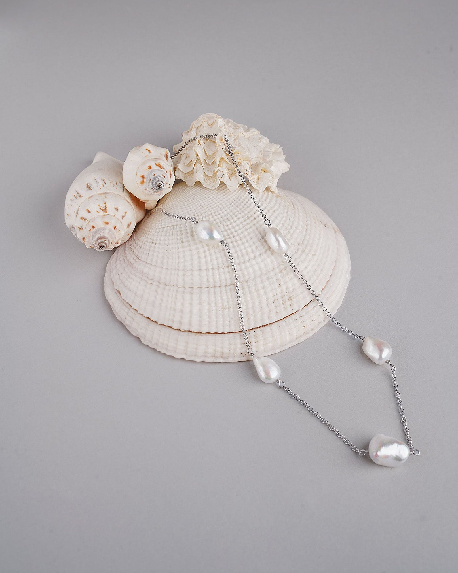 Colgante de plata bañada en oro de 18k de perlas barrocas keshi blancas de mujer Secret & You