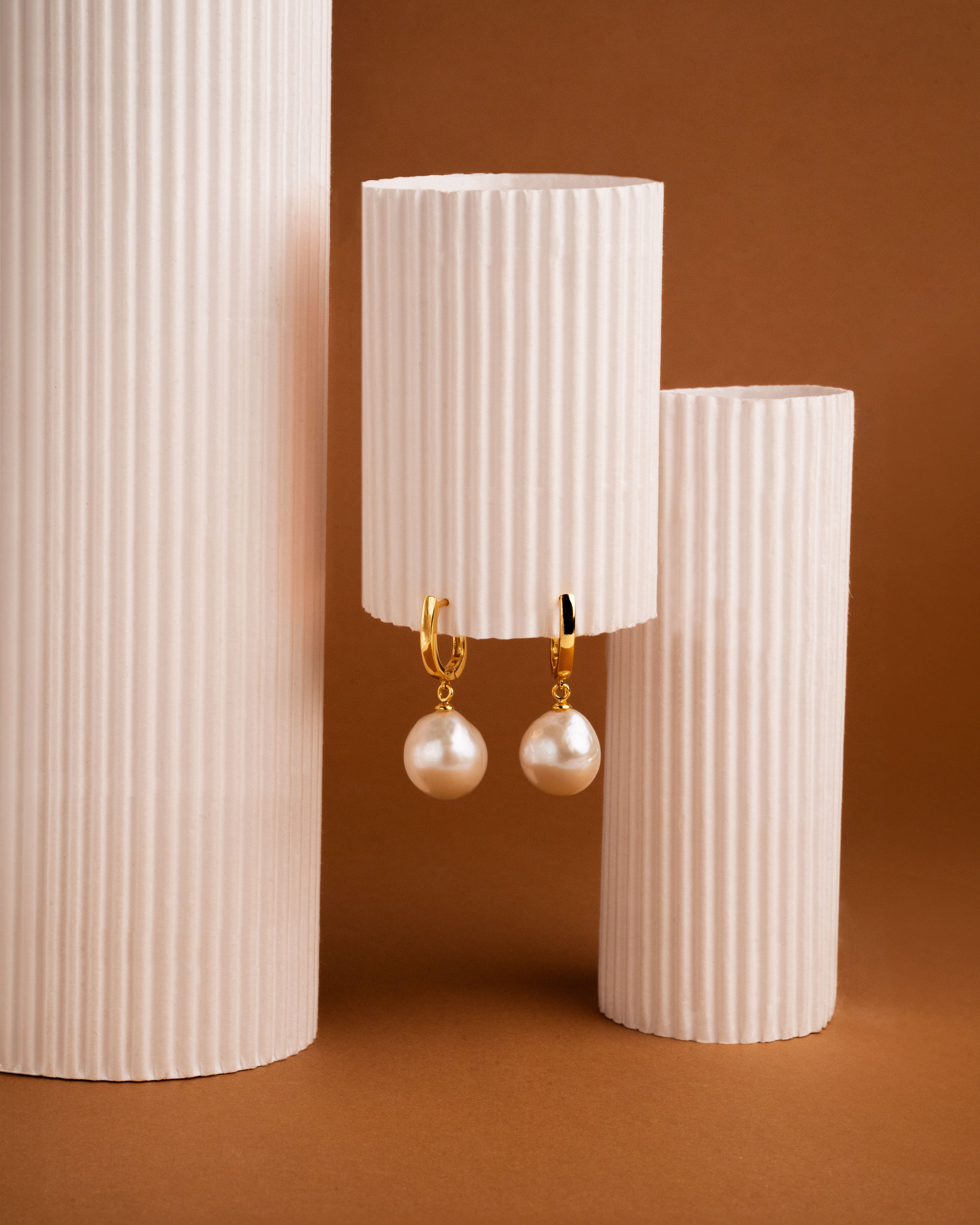 foto de pendientes de plata de ley bañada en oro de 18k con perlas cultivadas de agua dulce barrocas edison 12-13 mm secret & you