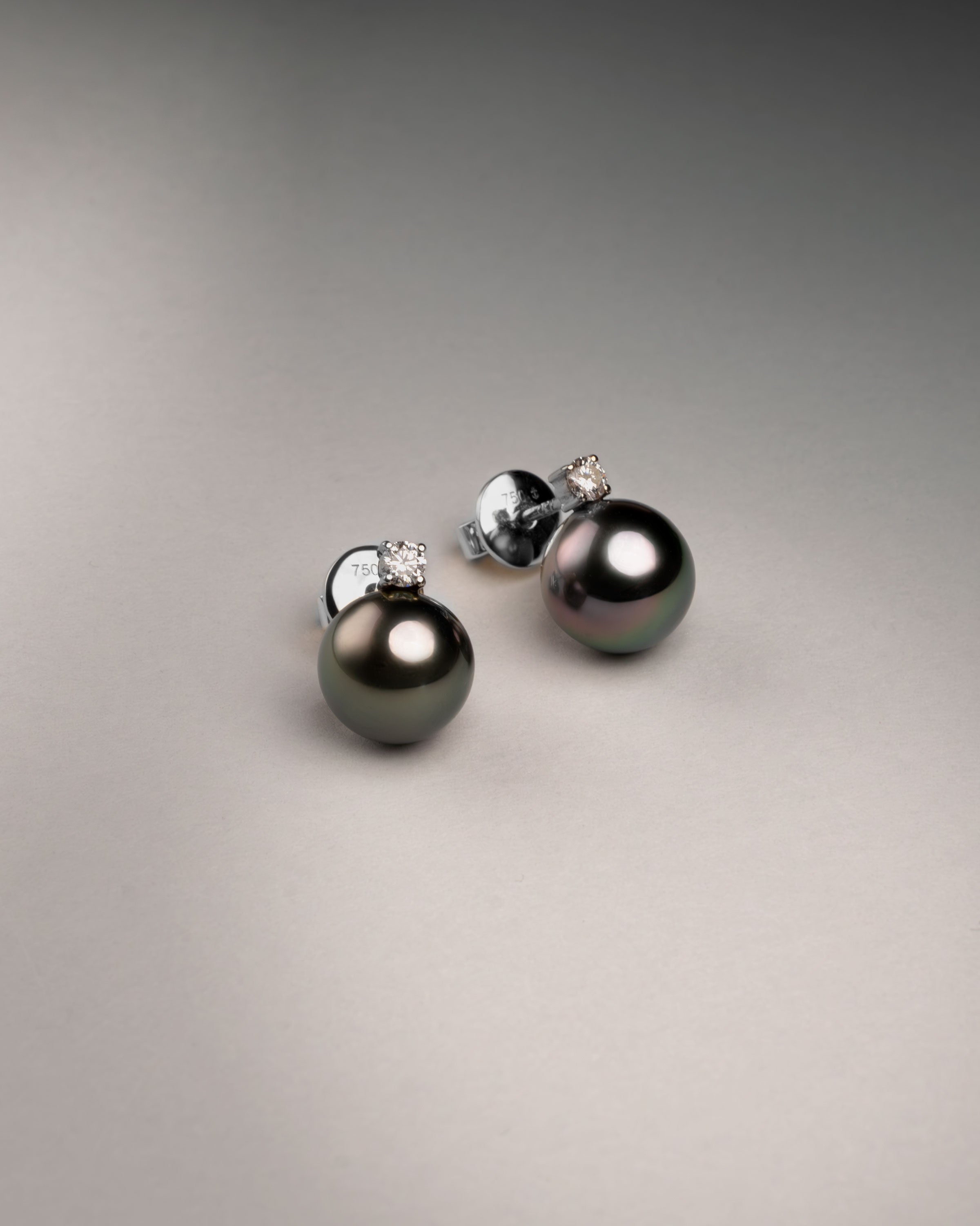 Pendientes Elara con Perlas Tahiti y Diamantes en Oro Blanco | 9 - 10 mm