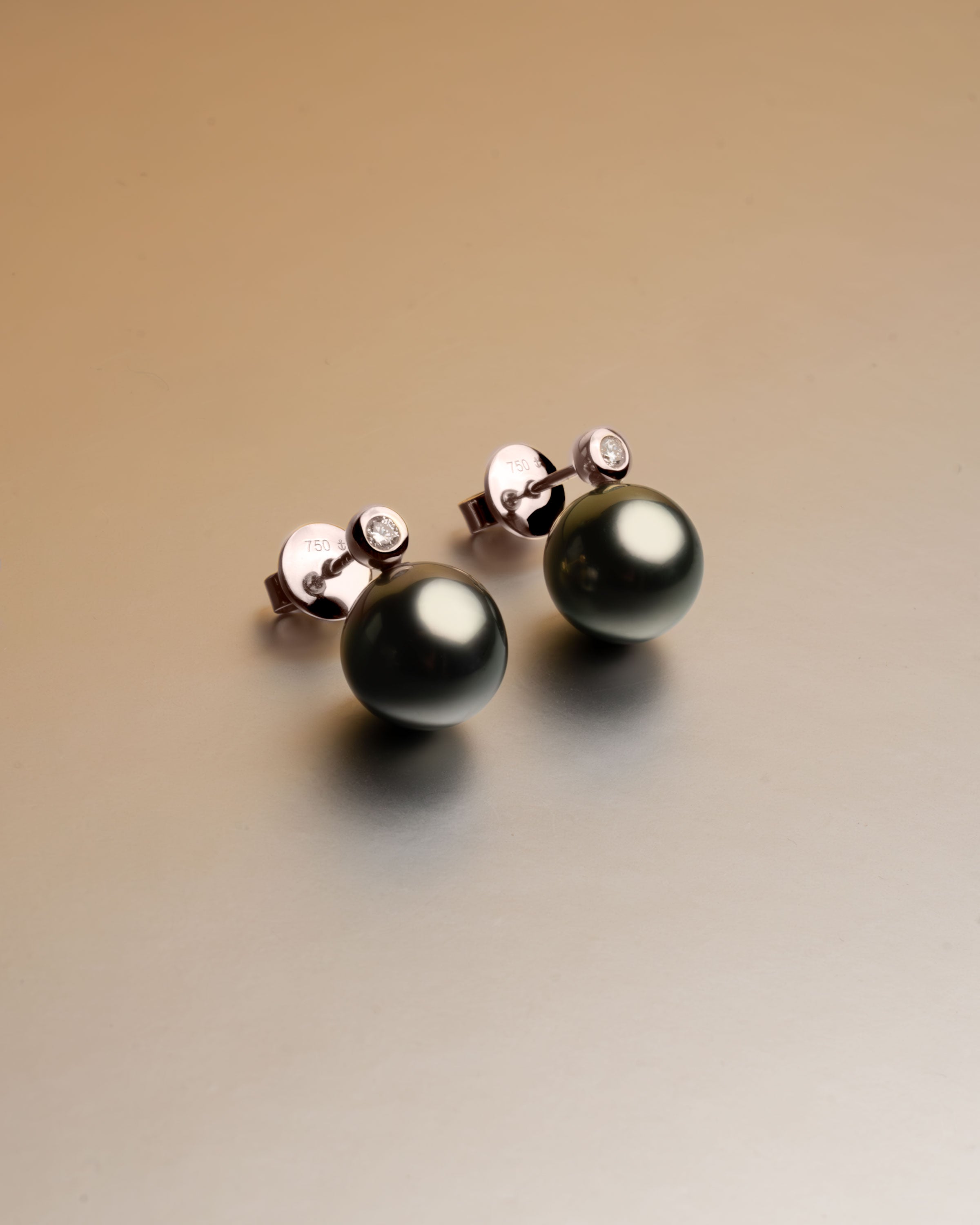 Pendientes Lyra con Perlas Tahiti y Diamantes Redondos en Oro Blanco | 9 - 10 mm