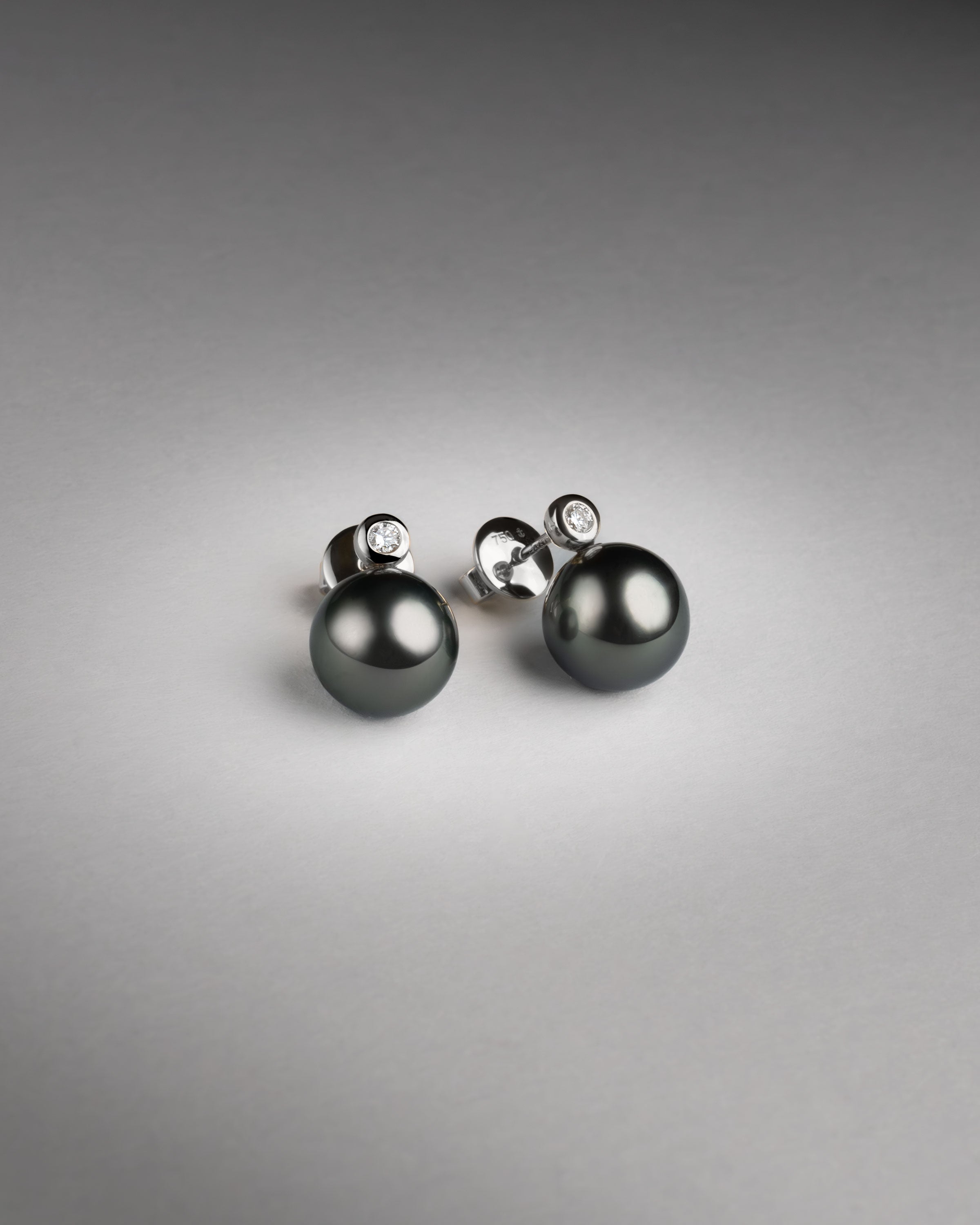 Pendientes Lyra con Perlas Tahiti y Diamantes Redondos en Oro Blanco | 9 - 10 mm