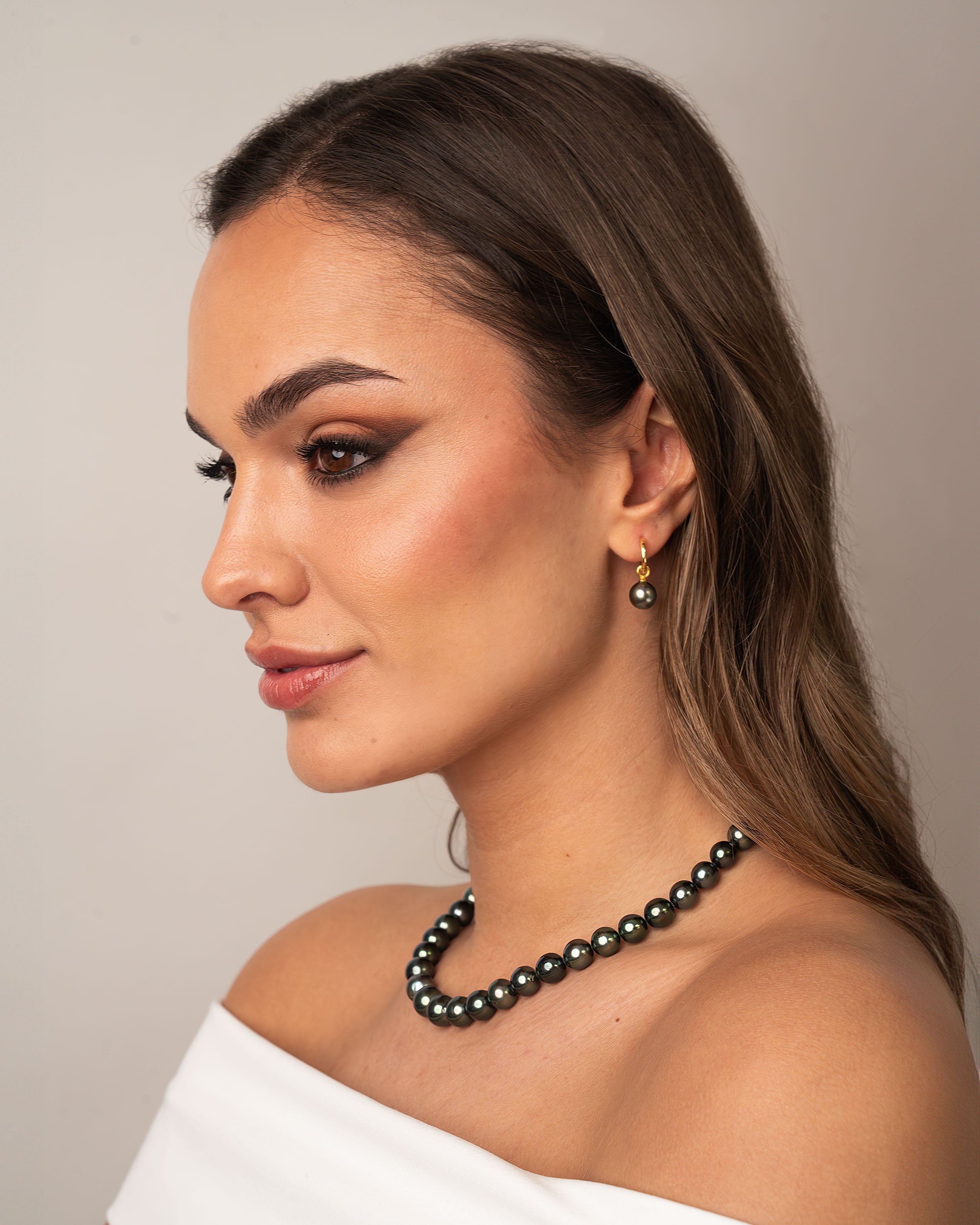 Mujer con collar de perlas cultivadas de Tahiti