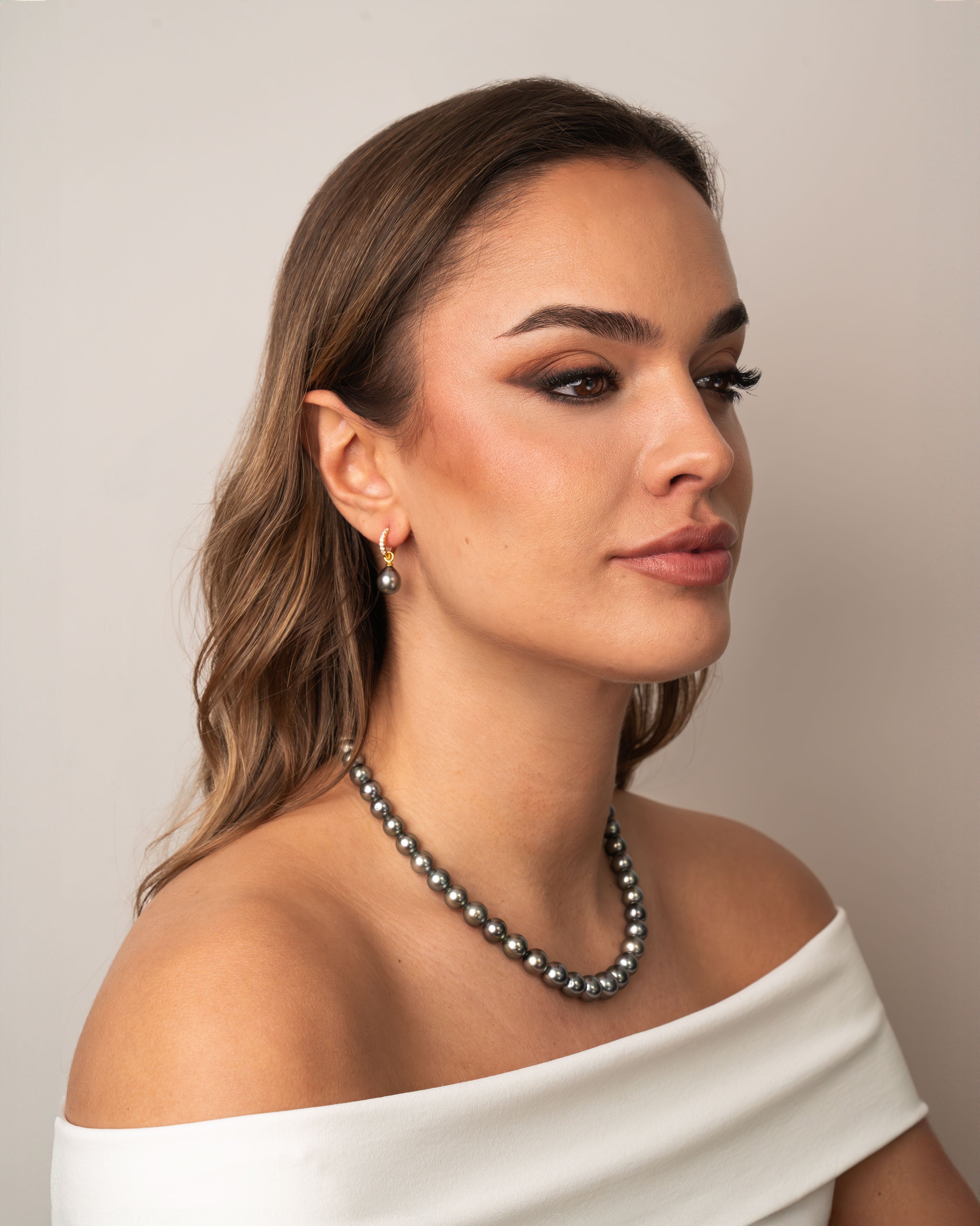 Aros de Oro Amarillo de 18k con Diamantes y Perla Tahití Barroca