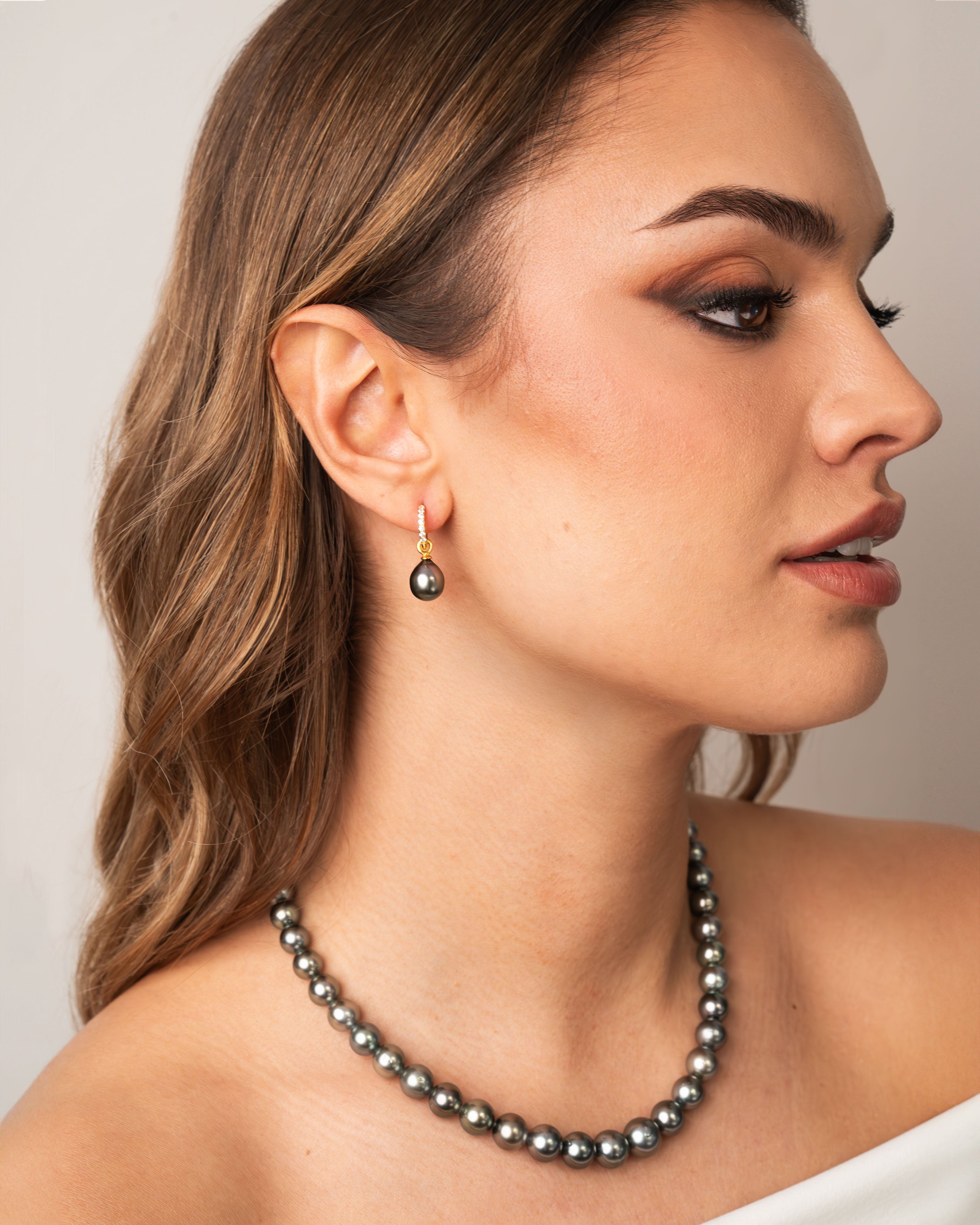 Aros de Oro Amarillo de 18k con Diamantes y Perla Tahití Barroca