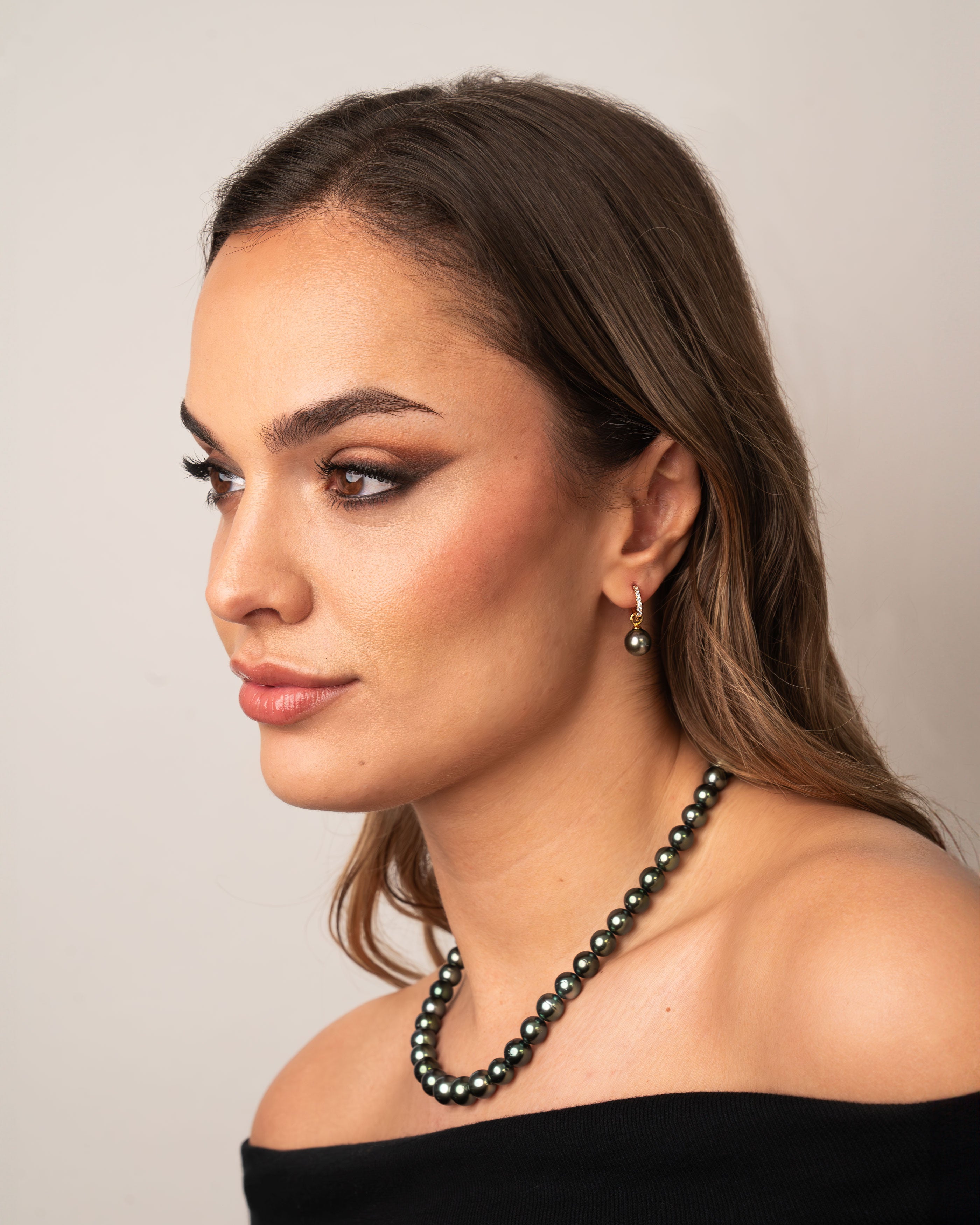 Collar de perlas cultivadas naturales Tahití redondas de 8,1 a 11,1 mm de color verde vidrio.