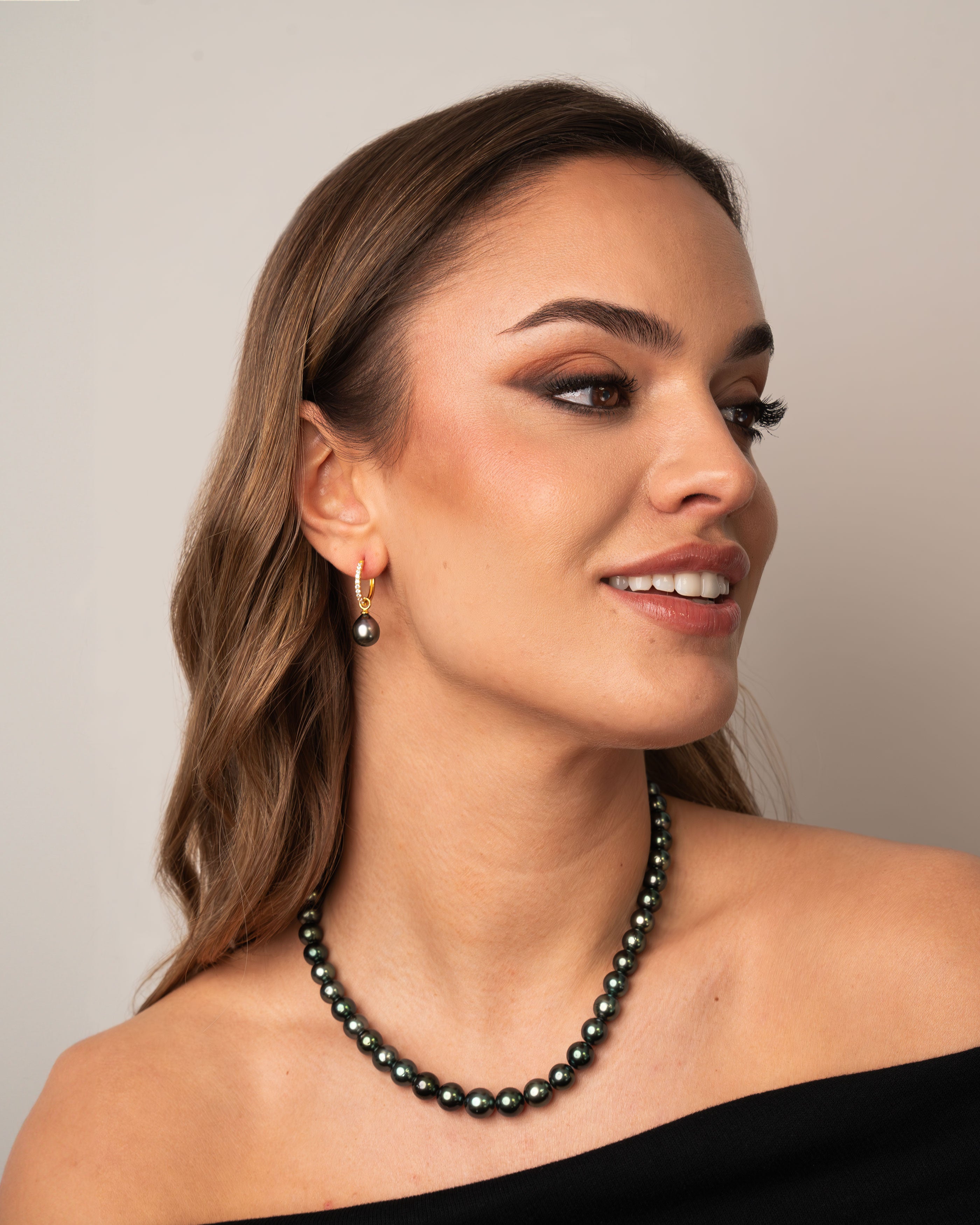 Collar de perlas cultivadas naturales Tahití redondas de 8,1 a 11,1 mm de color verde vidrio.