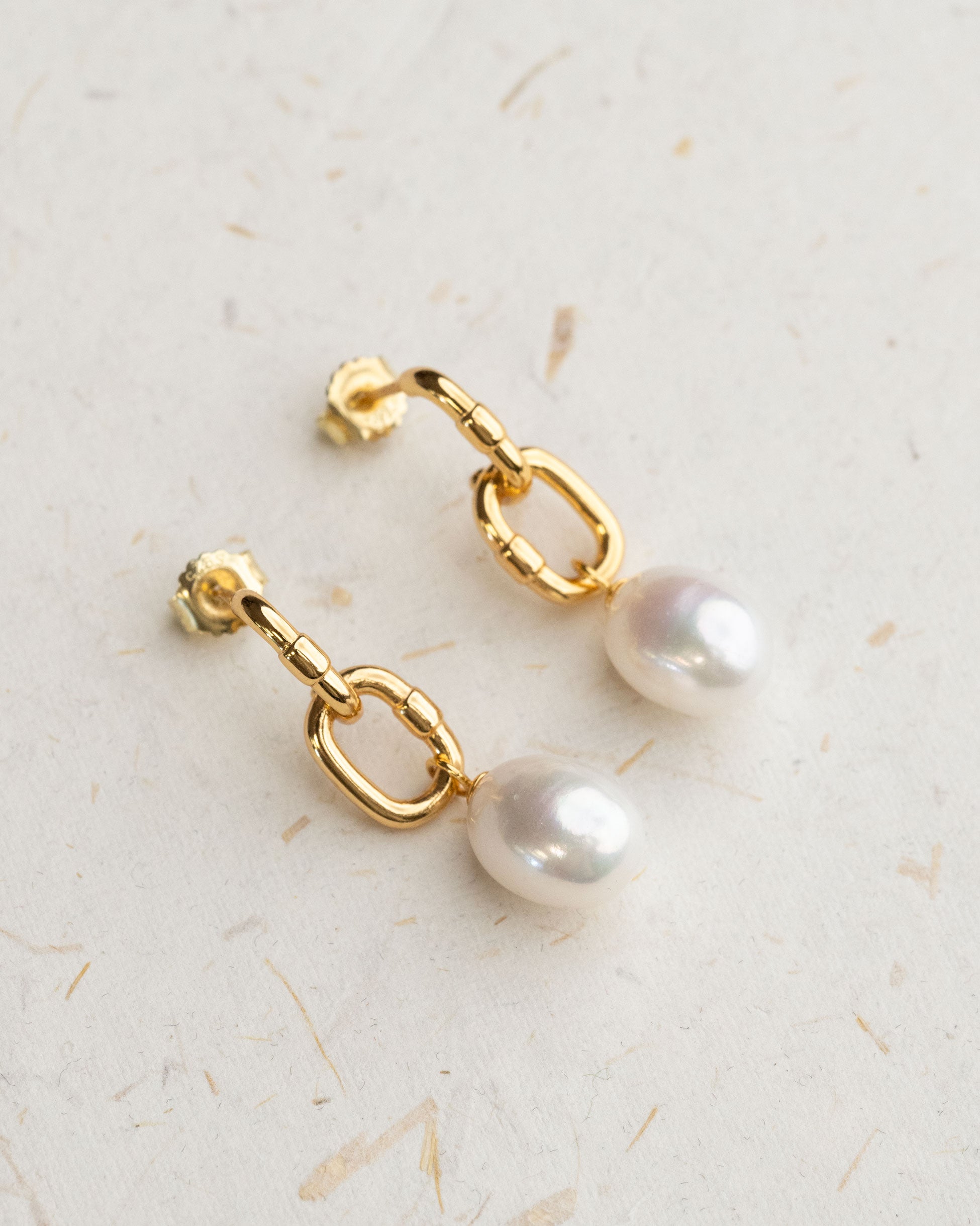 Pendientes de perlas gota de 9-10 mm con eslabones de plata bañada en oro de 18K Secret & You
