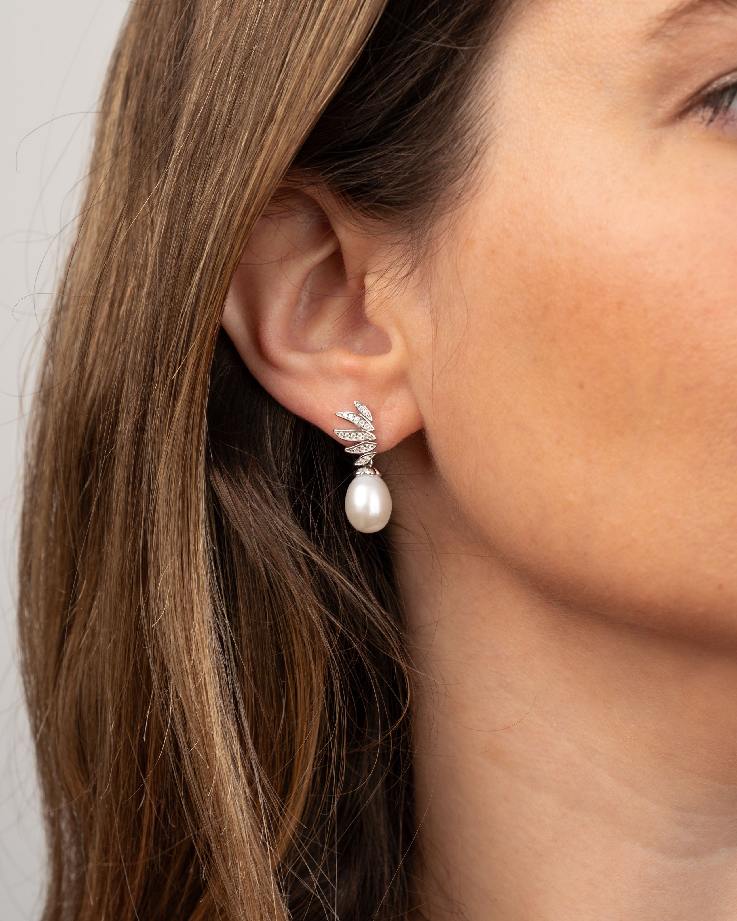 Pendientes Flora perla gota de agua 8-9 mm con circonitas | Colección Bloom