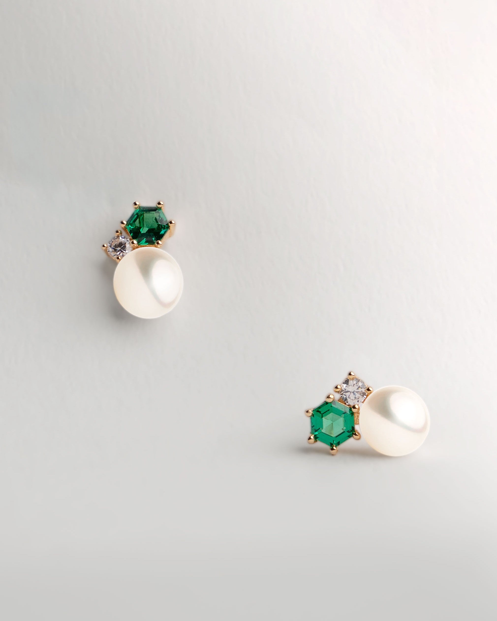 Pendientes Woolf de Perlas Cultivadas de Agua dulce 6-6.5mm, Esmeralda sintética y Circonita