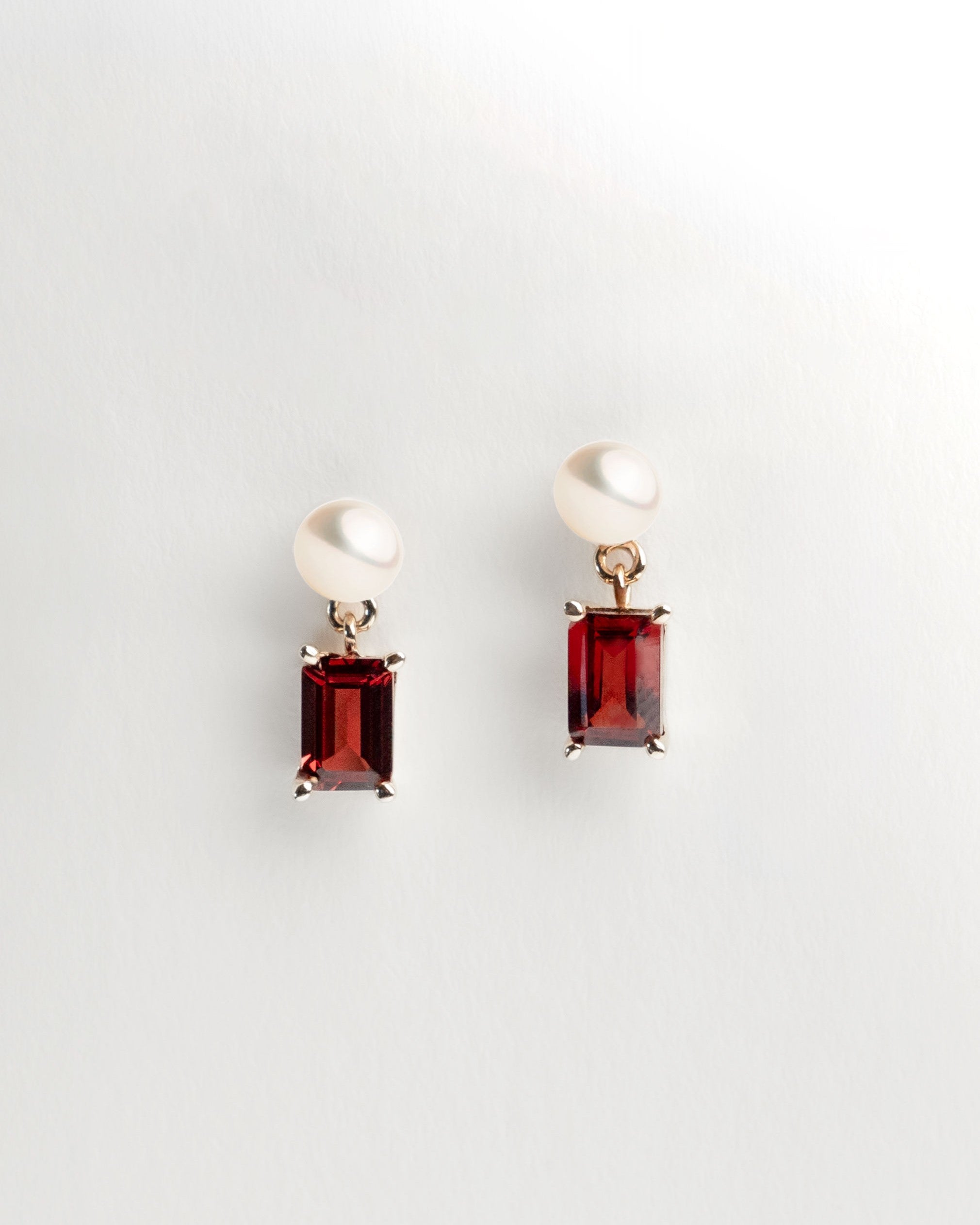 Pendientes Austen de perlas cultivadas de agua dulce de 4,5- 5 mm con un granate talla esmeralda