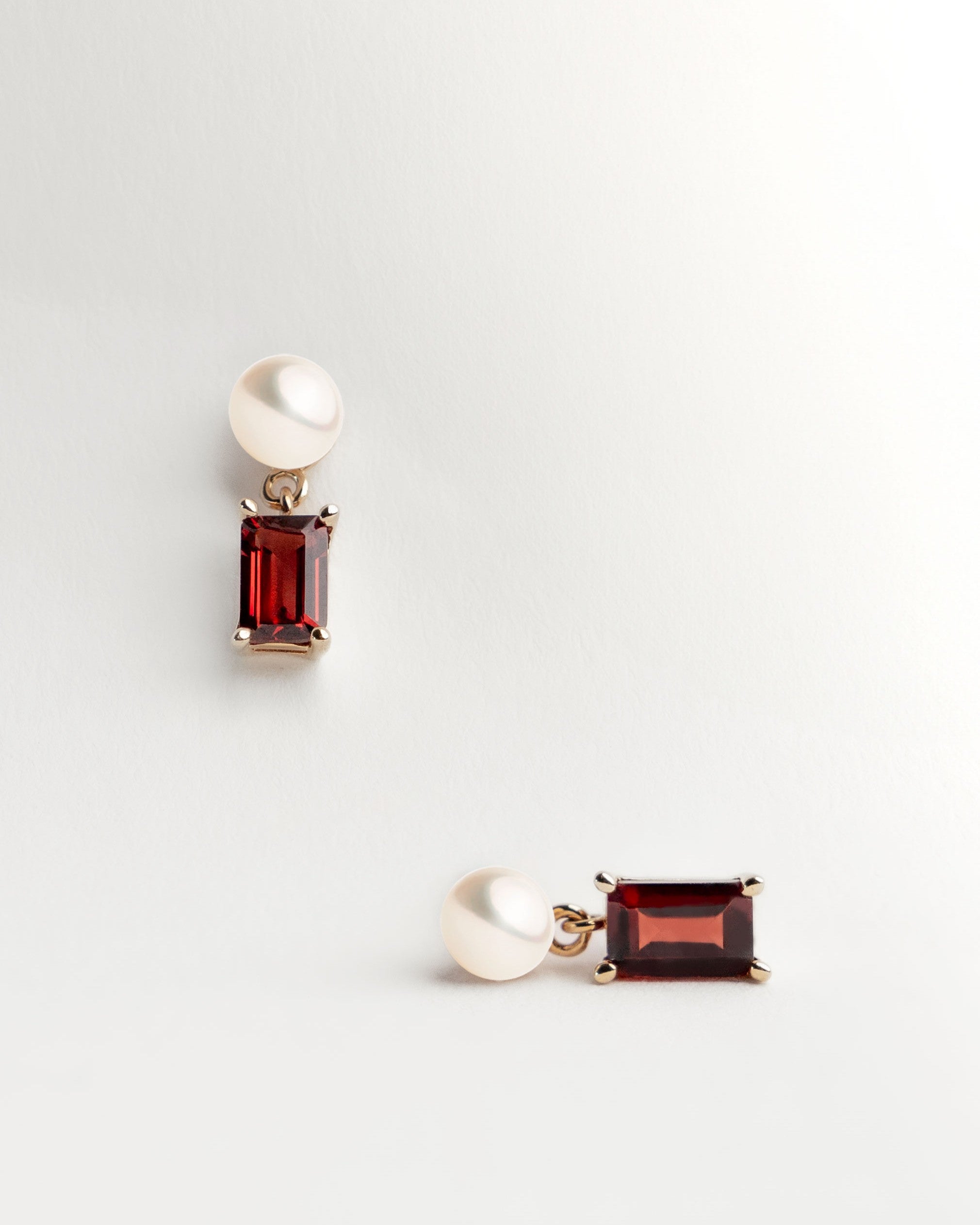 Pendientes Austen de perlas cultivadas de agua dulce de 4,5- 5 mm con un granate talla esmeralda