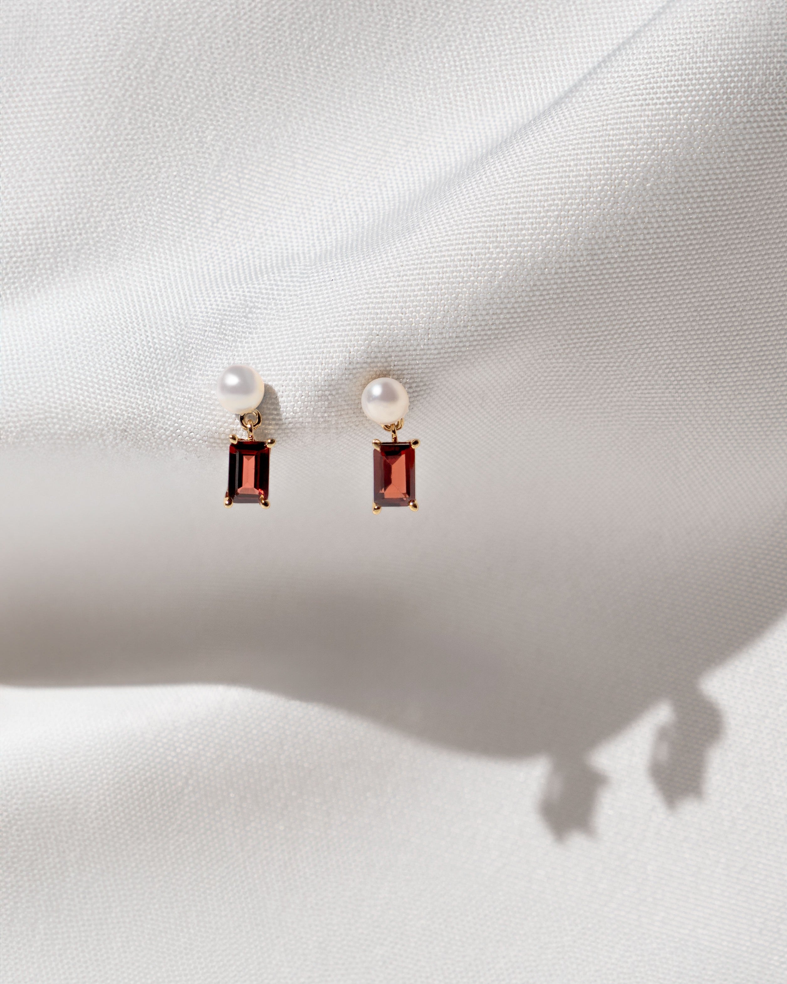 Pendientes Austen de perlas cultivadas de agua dulce de 4,5- 5 mm con un granate talla esmerald