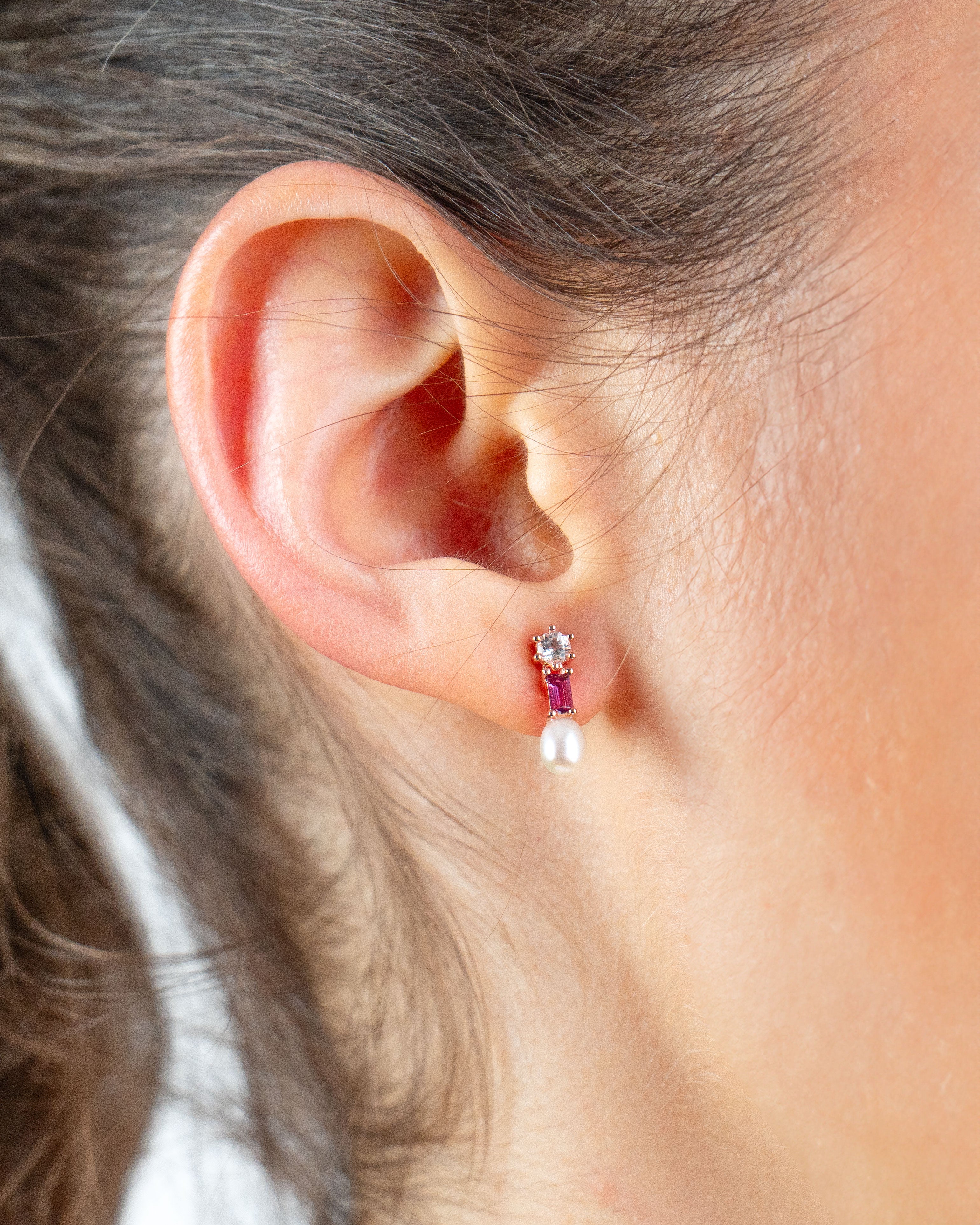 Pendientes Frank de Perla Cultivada de Agua dulce 4-4.5mm, Rodolita y Topacio