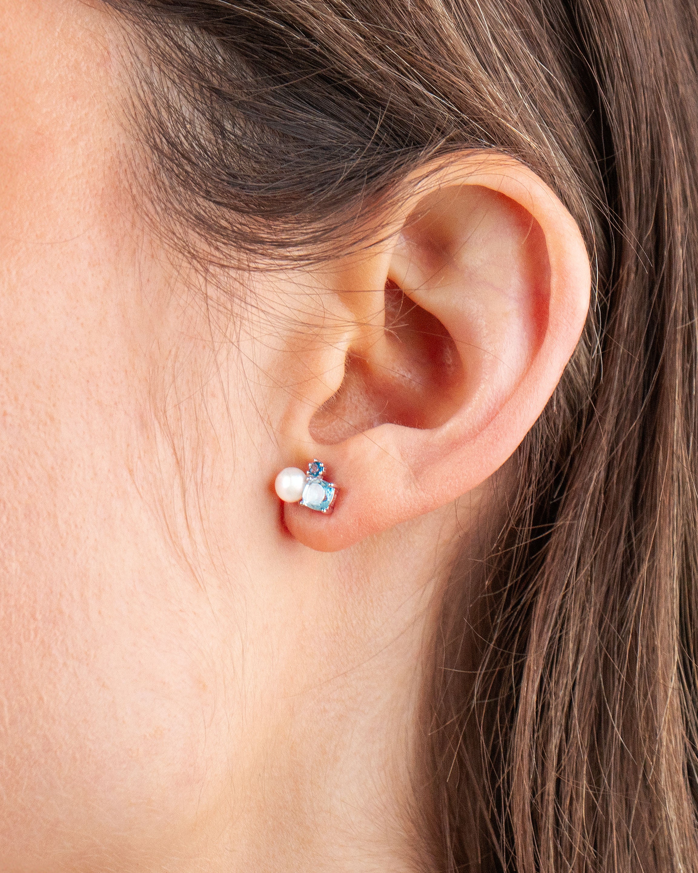 Pendientes Plath de Perla Cultivada de Agua dulce 4.5-5mm y Topacios azules