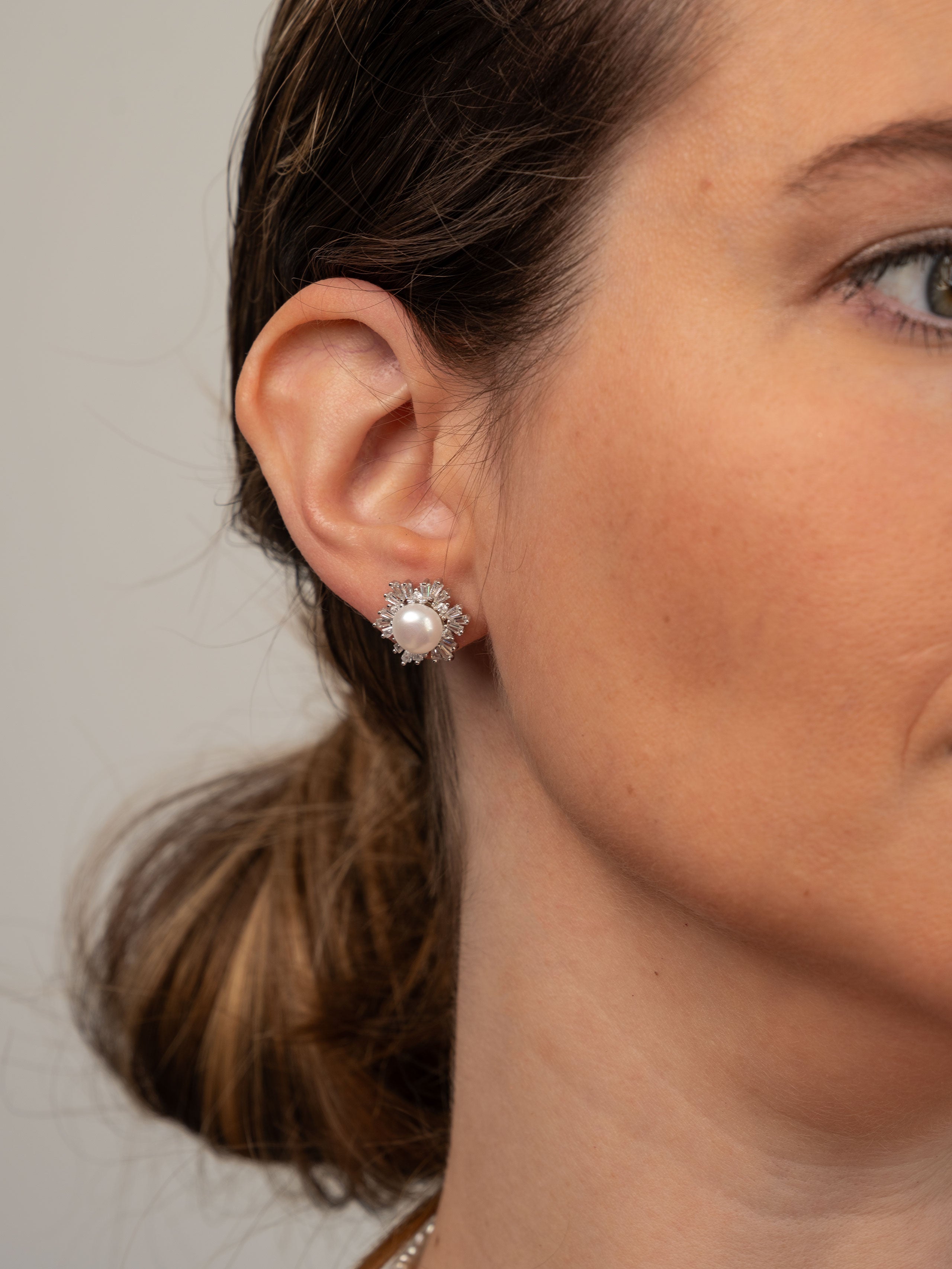 Pendientes Marga de perla botón 7-8 mm con circonitas | Colección Bloom