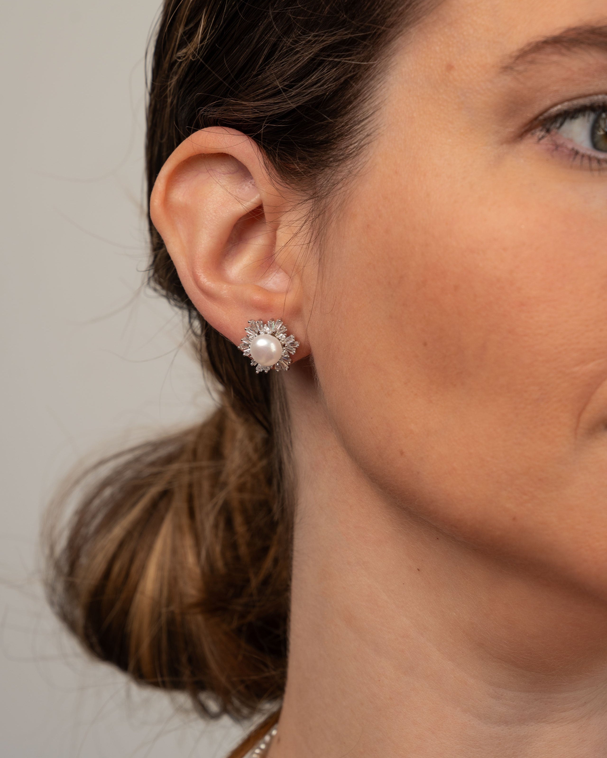 Pendientes Marga de perla botón 7-8 mm con circonitas | Colección Bloom