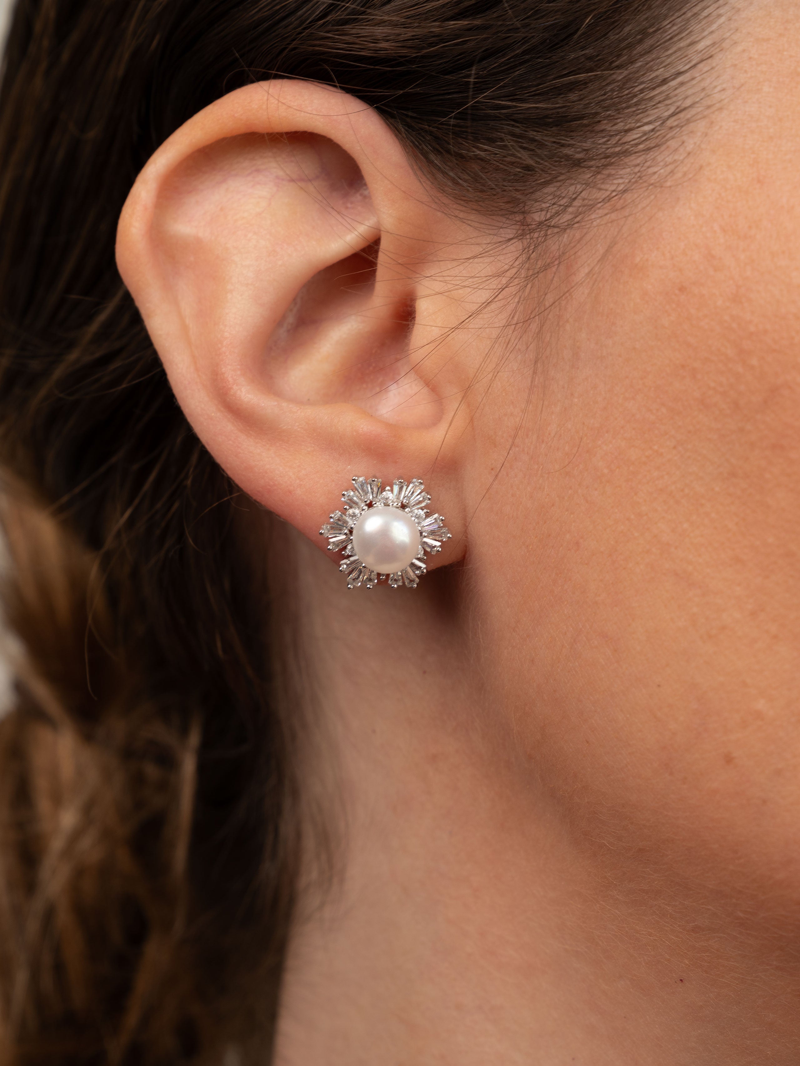 Pendientes Marga de perla botón 7-8 mm con circonitas | Colección Bloom