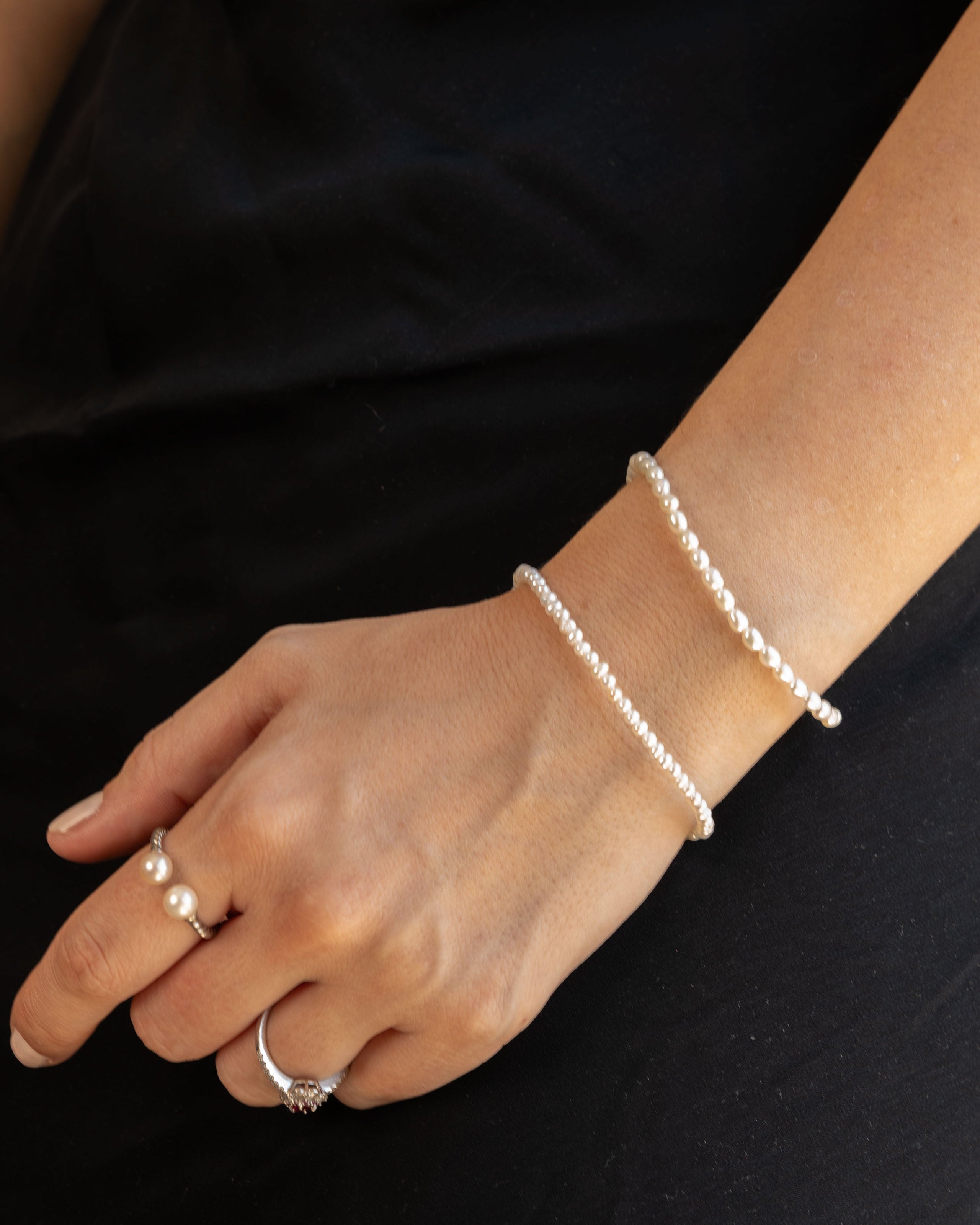 Pulsera de perlas cultivadas de agua dulce pequeñas de 3-4 mm redondas